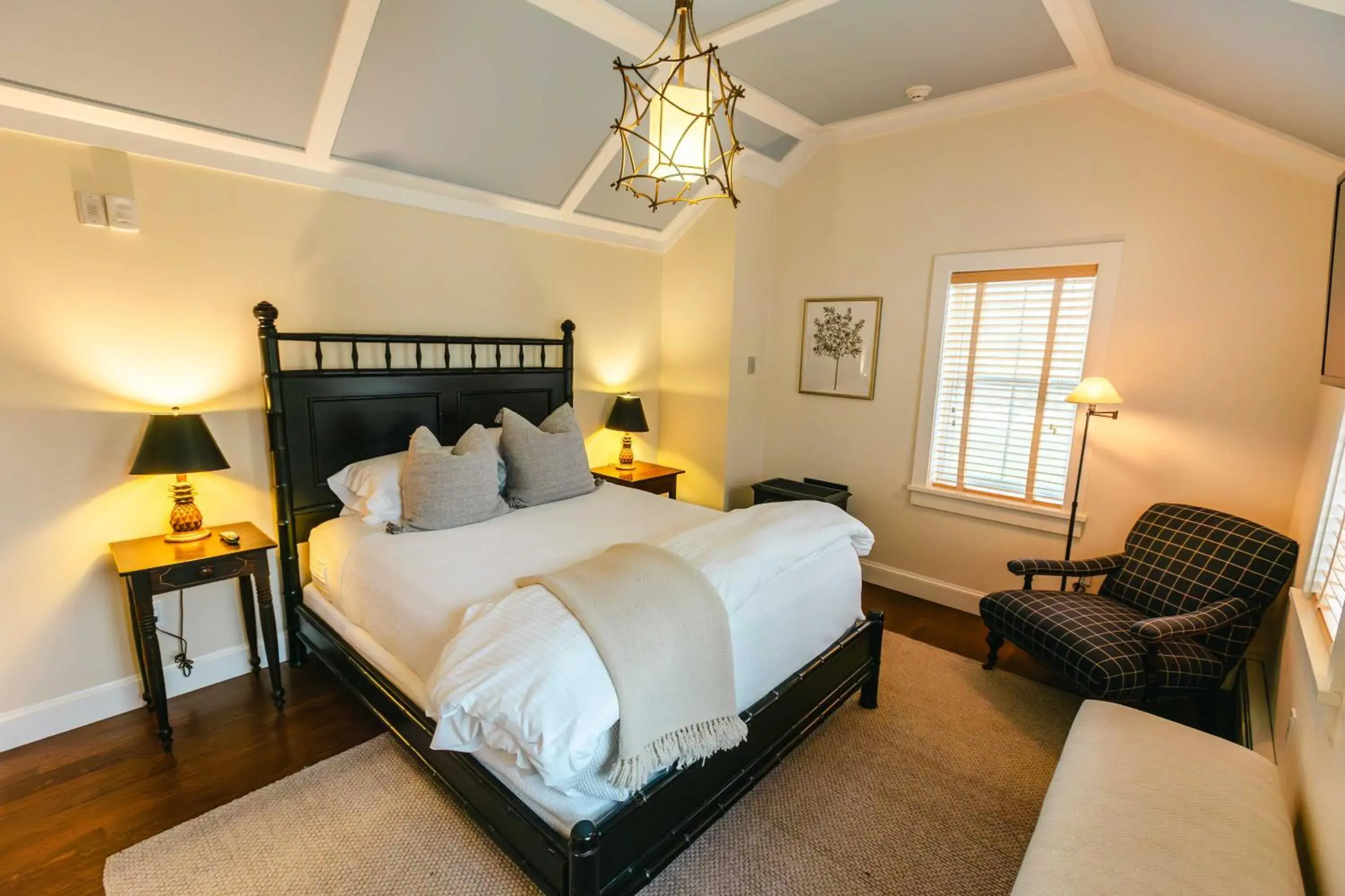 Deluxe Queen Room in Hill Farm Inn - Manchester Deluxe Queen Room in Hill Farm Inn - Manchester