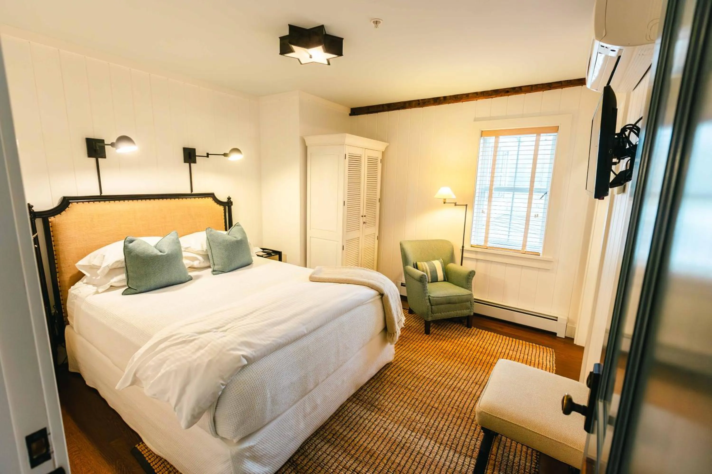 Bed in Hill Farm Inn - Manchester