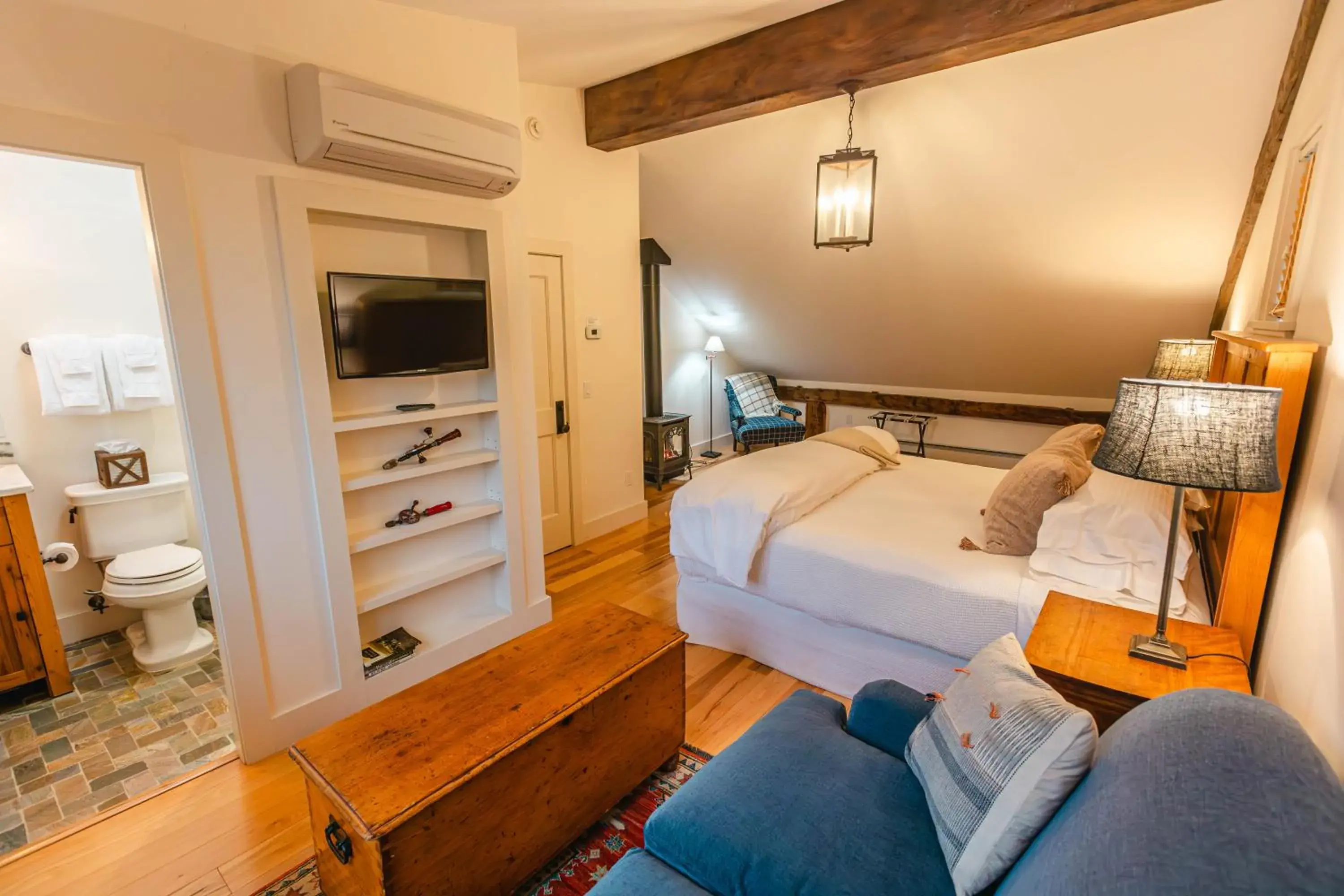 King Room in Hill Farm Inn - Manchester King Room in Hill Farm Inn - Manchester