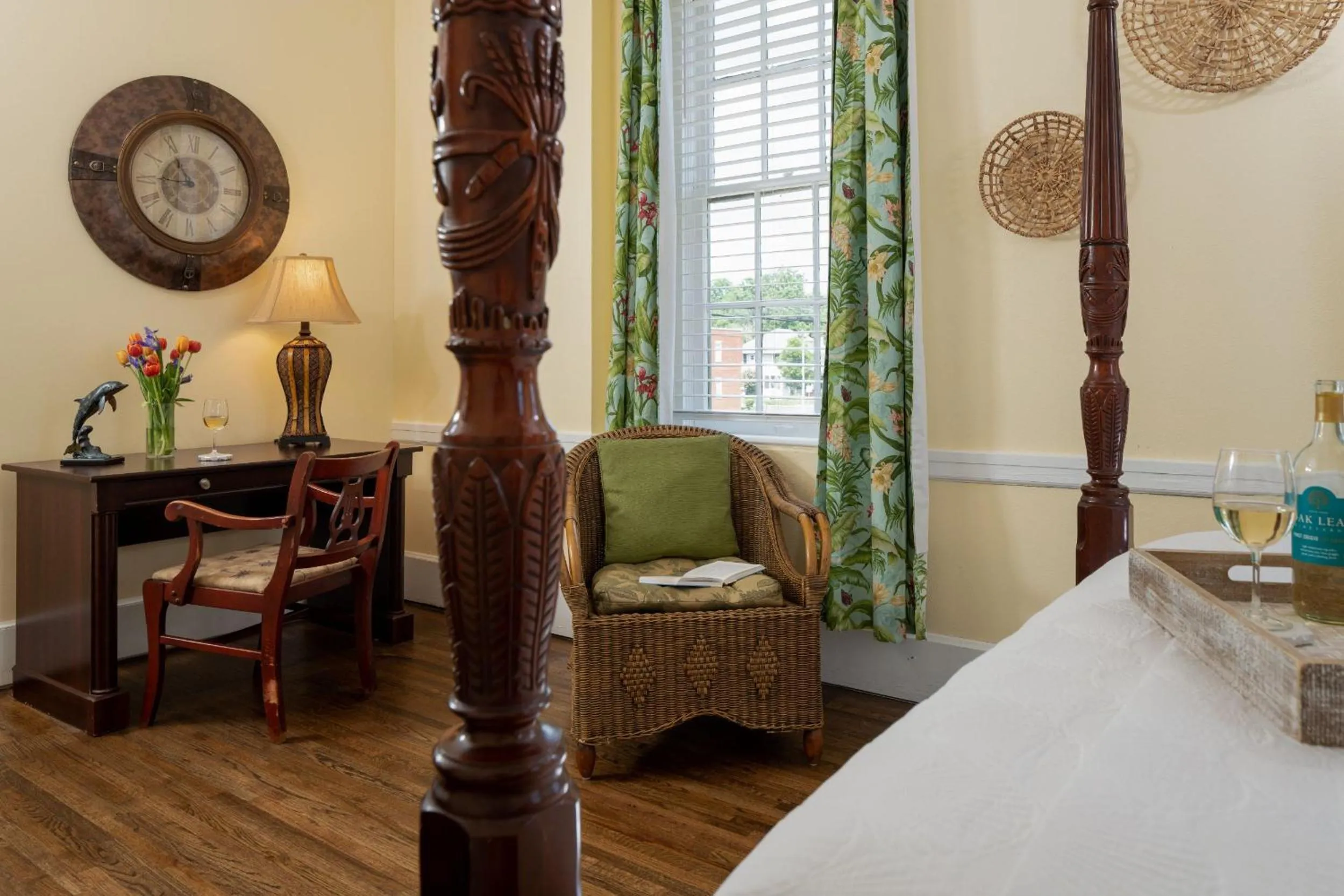 Seating area, Bed in Magnolia Manor and Chapel