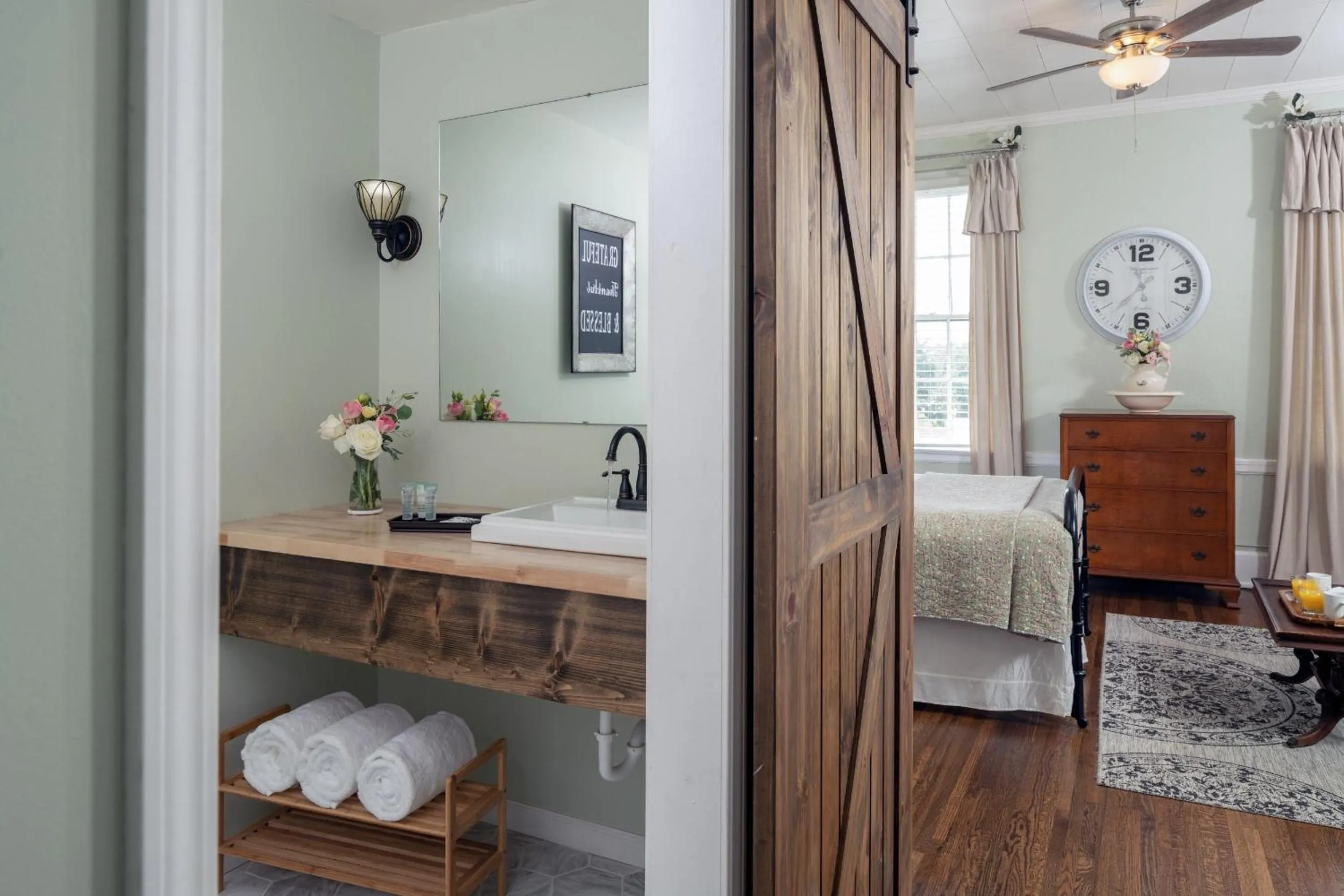 Bathroom, Bed in Magnolia Manor and Chapel