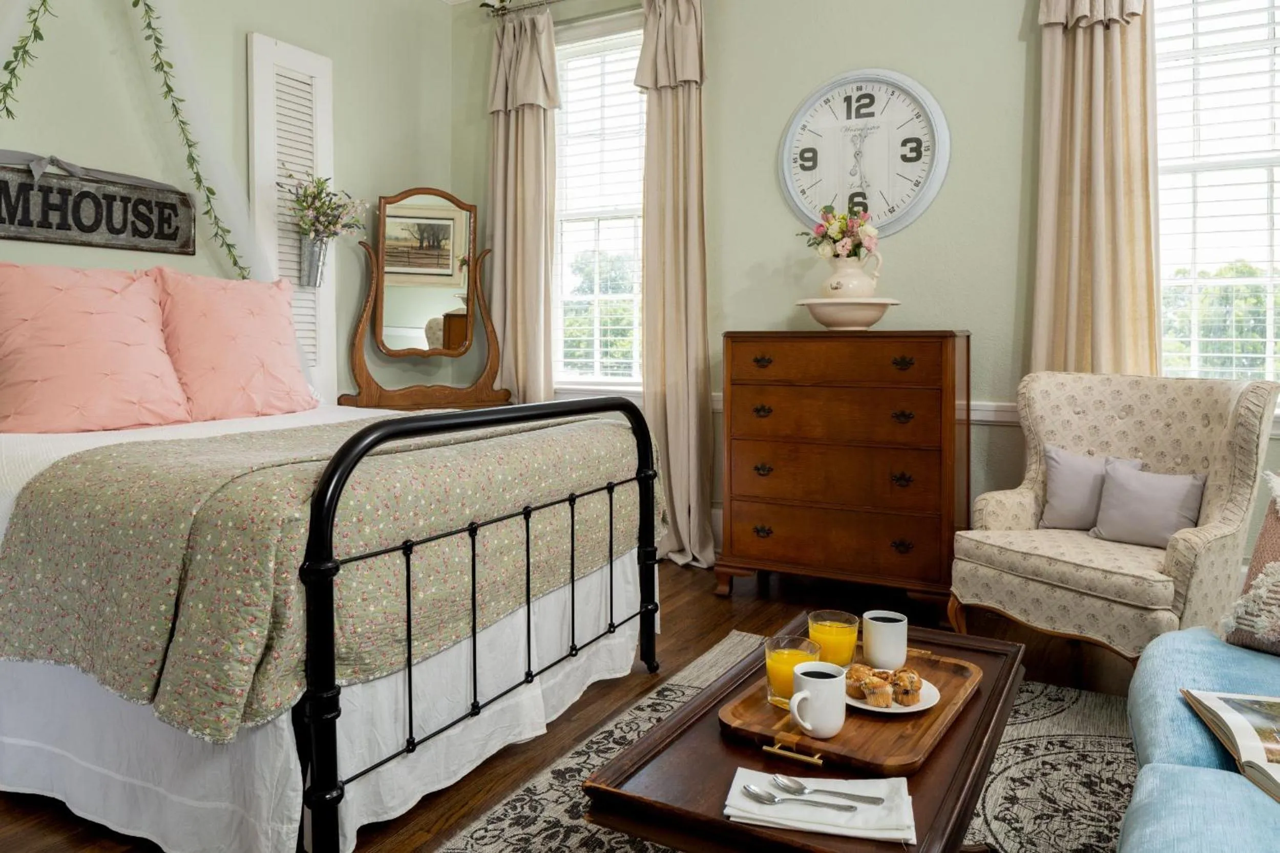 Seating area, Bed in Magnolia Manor and Chapel