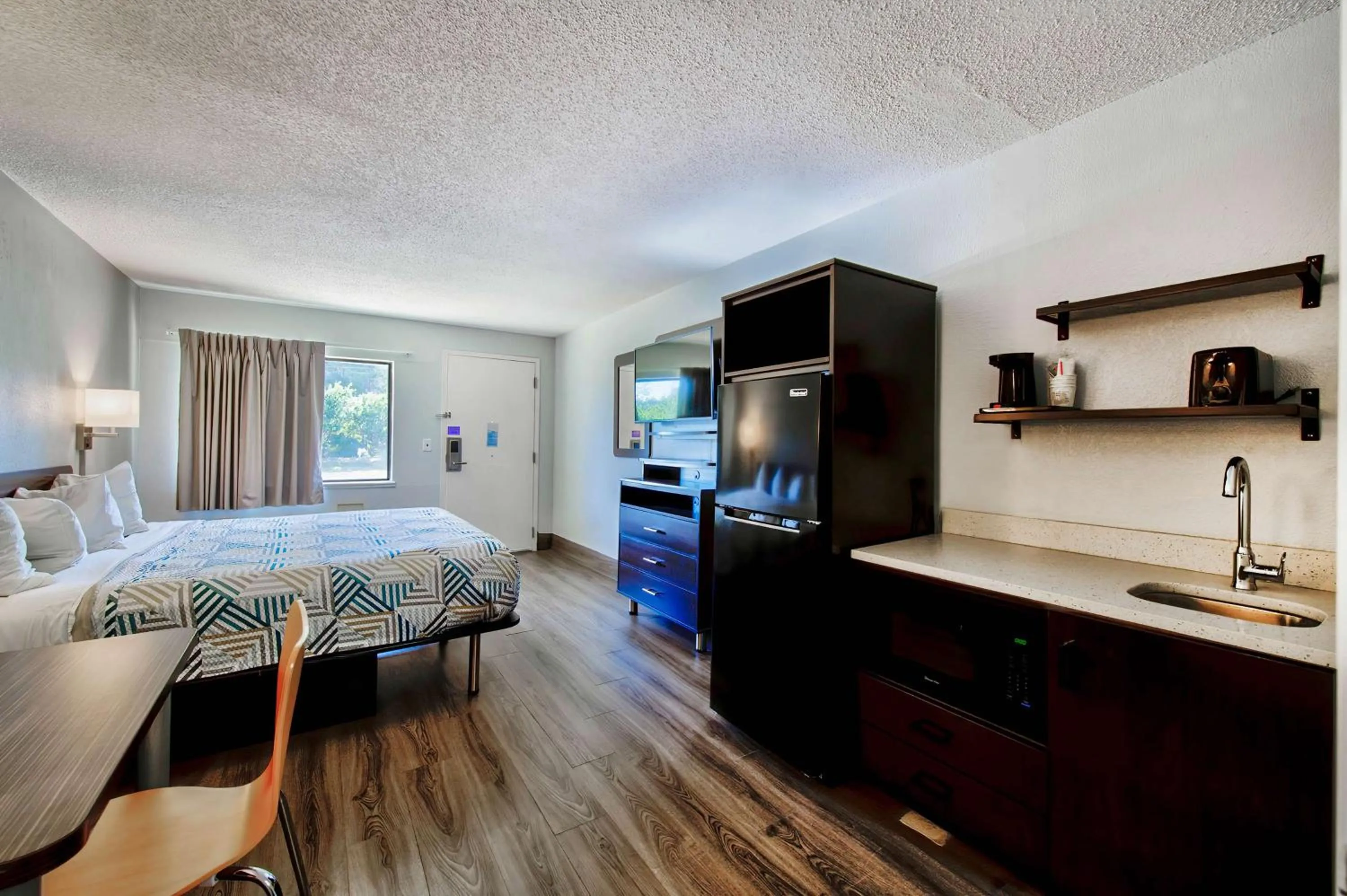 Bedroom, Bed in Studio 6 Birmingham, AL - Medical Center - Inverness Hwy 280