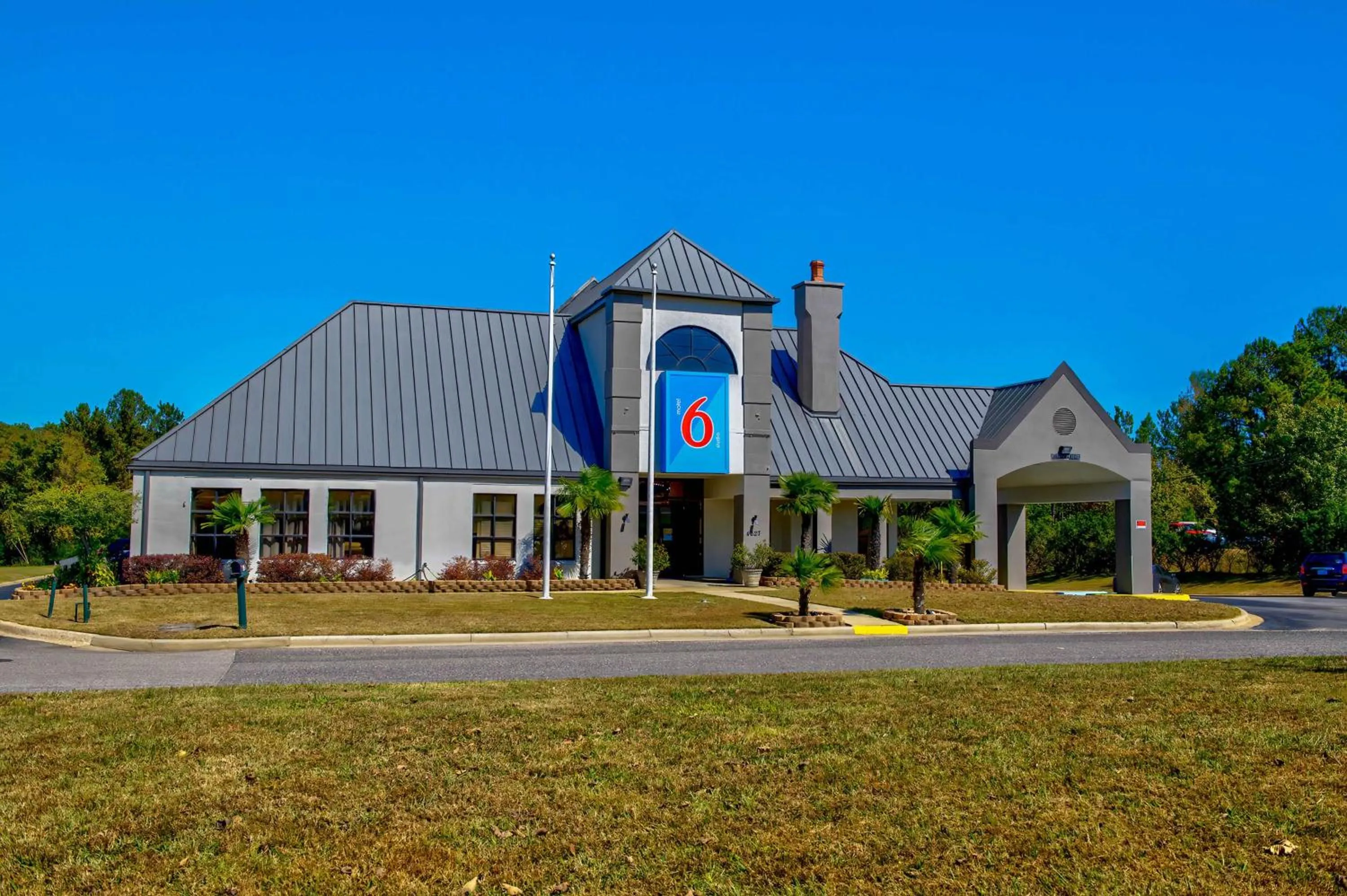 Property building in Studio 6 Birmingham, AL - Medical Center - Inverness Hwy 280