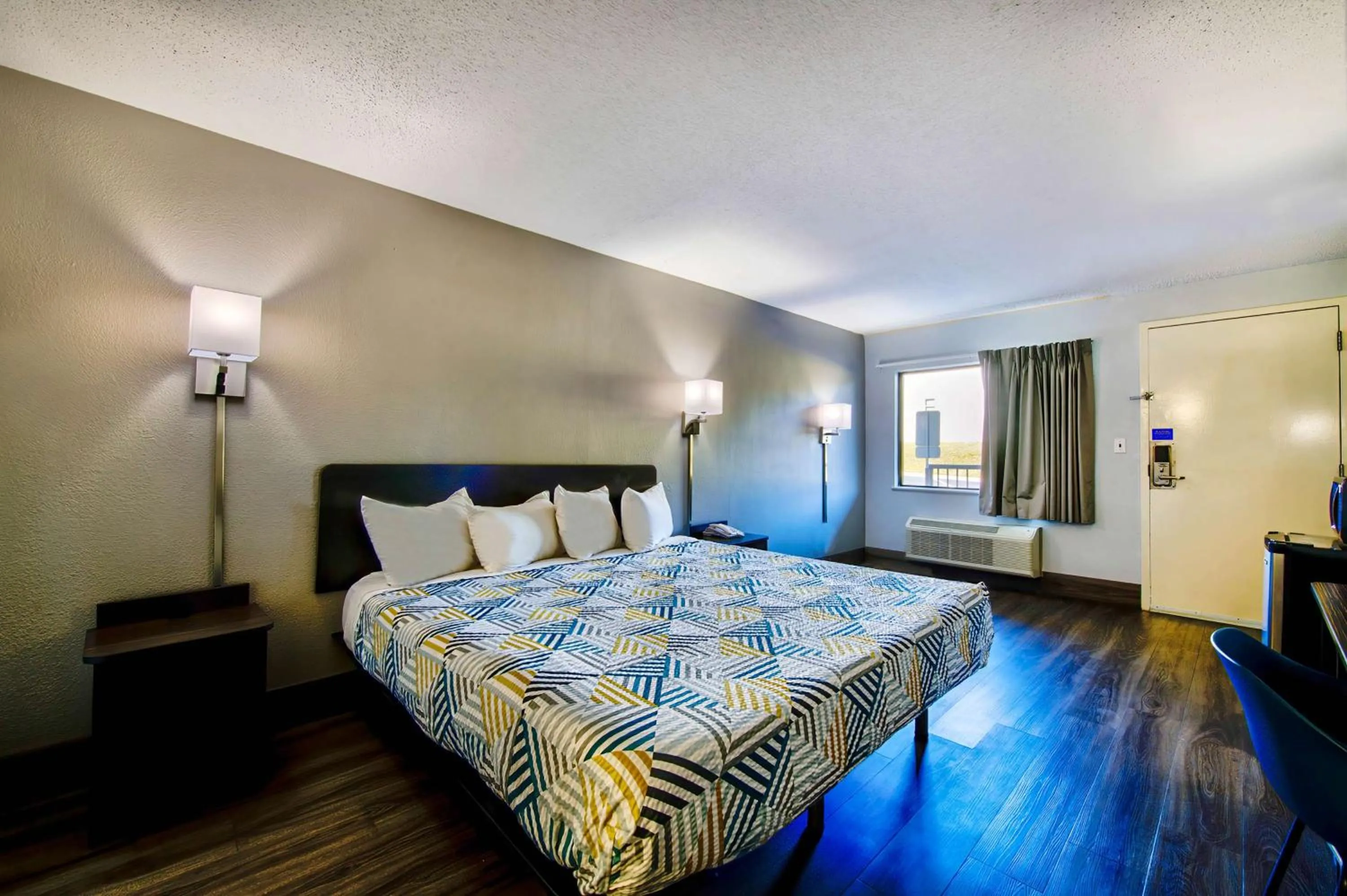 Bedroom, Bed in Studio 6 Birmingham, AL - Medical Center - Inverness Hwy 280