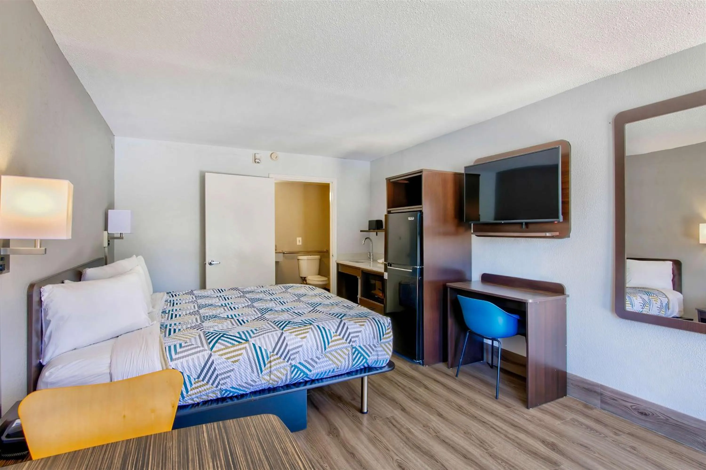 Bedroom, Bed in Studio 6 Birmingham, AL - Medical Center - Inverness Hwy 280