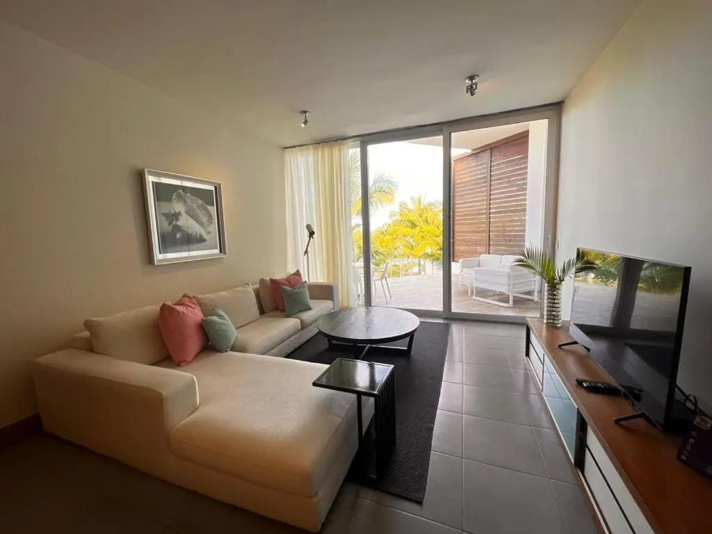 Communal lounge/ TV room, Bed in Ultravioleta Boutique Residences