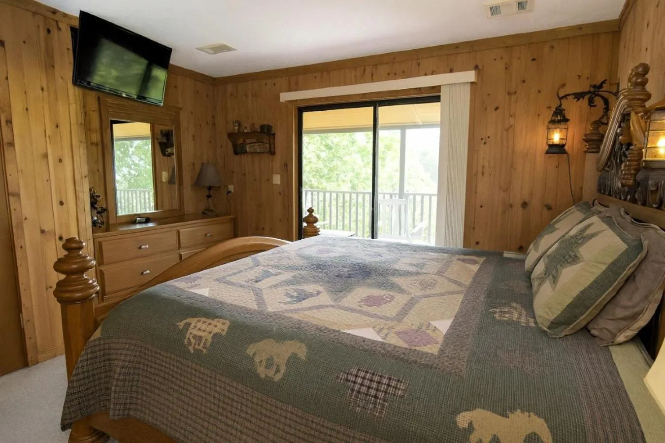 Bed in FREE Tickets-Mountain Ridge 2 King Bedrooms, Hot Tub, Mountain Views