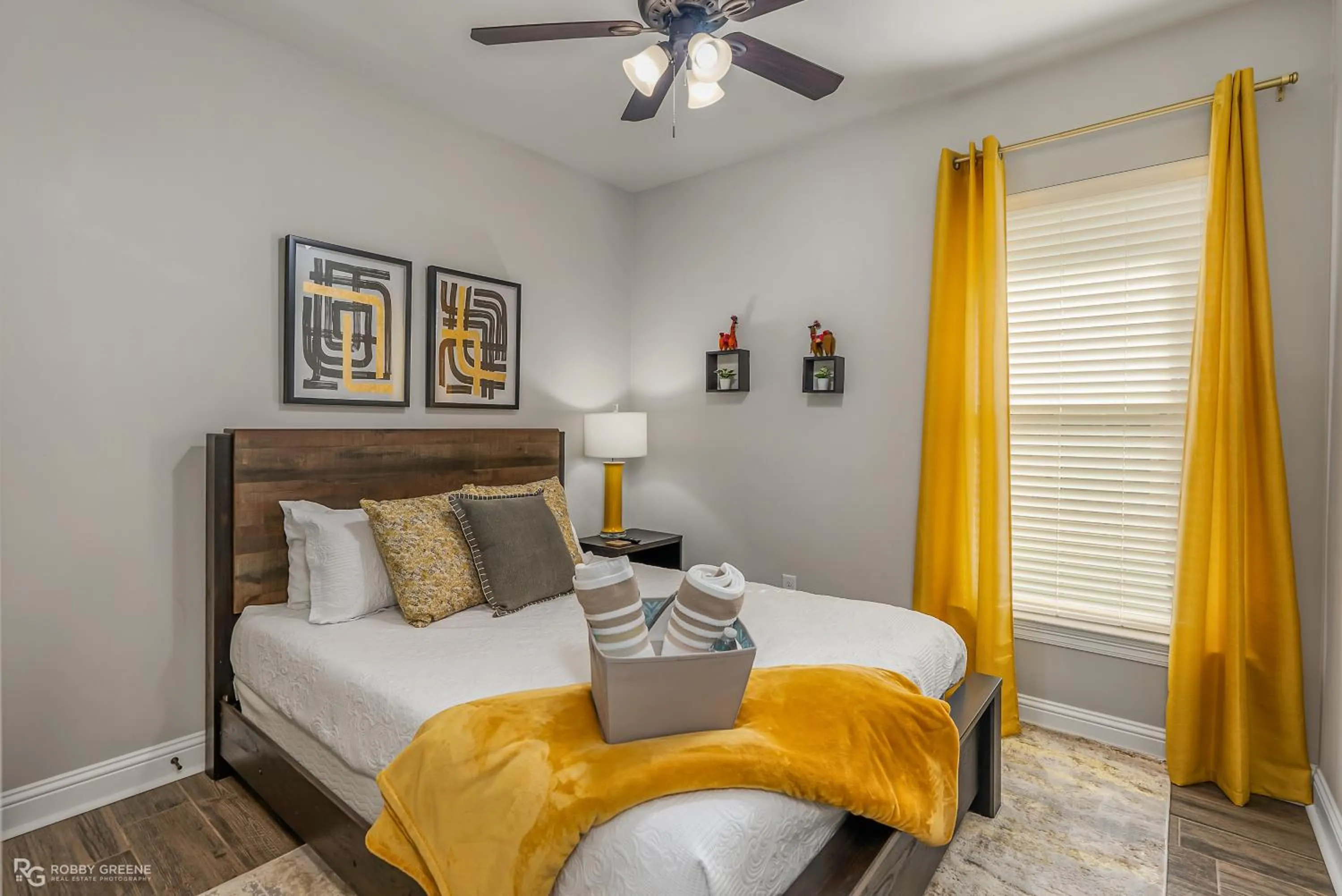 Bed in Boho Retreat! Home away from Home! Tv in Each Room