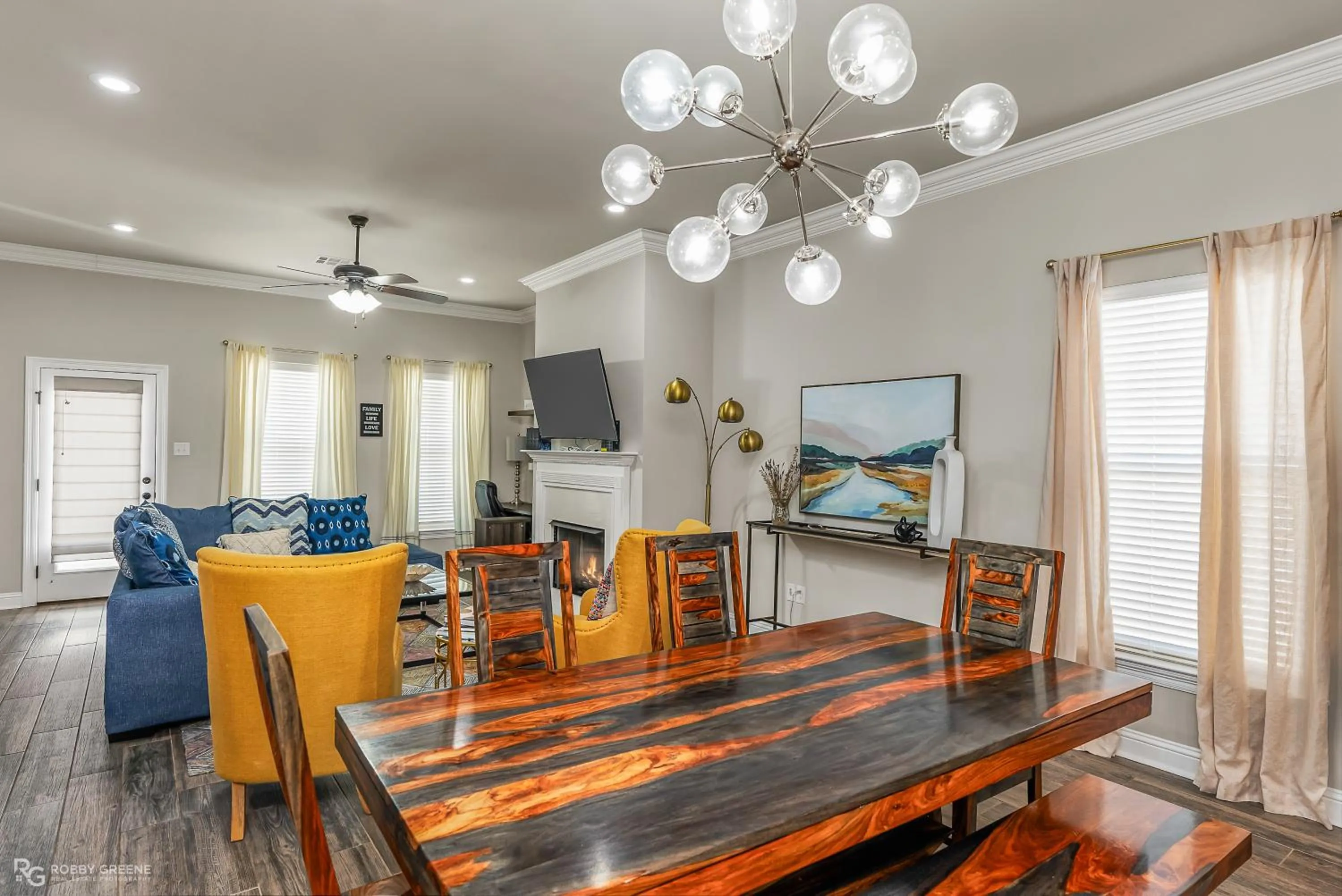 Communal lounge/ TV room in Boho Retreat! Home away from Home! Tv in Each Room