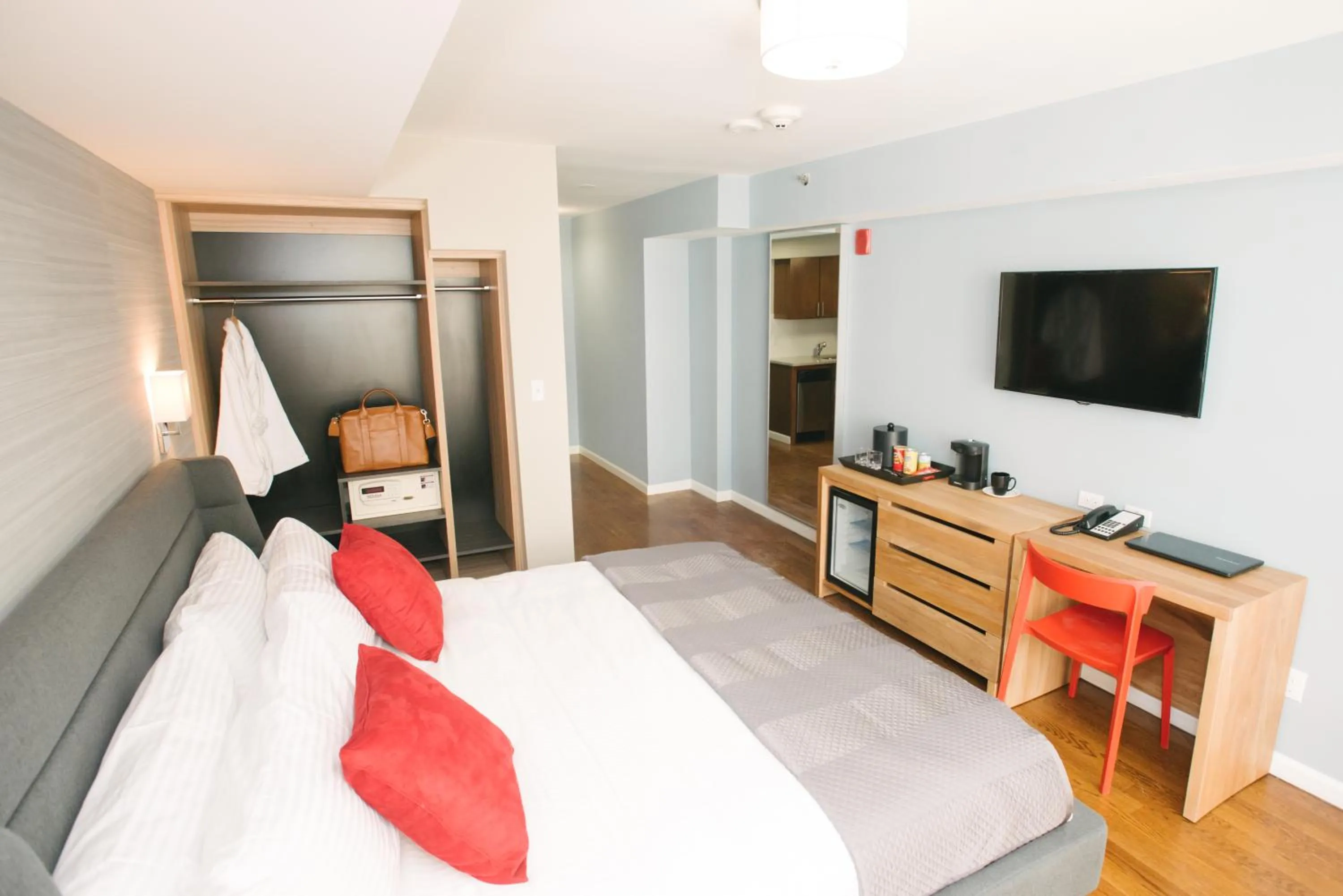 TV and multimedia, Bed in Hotel 32 32