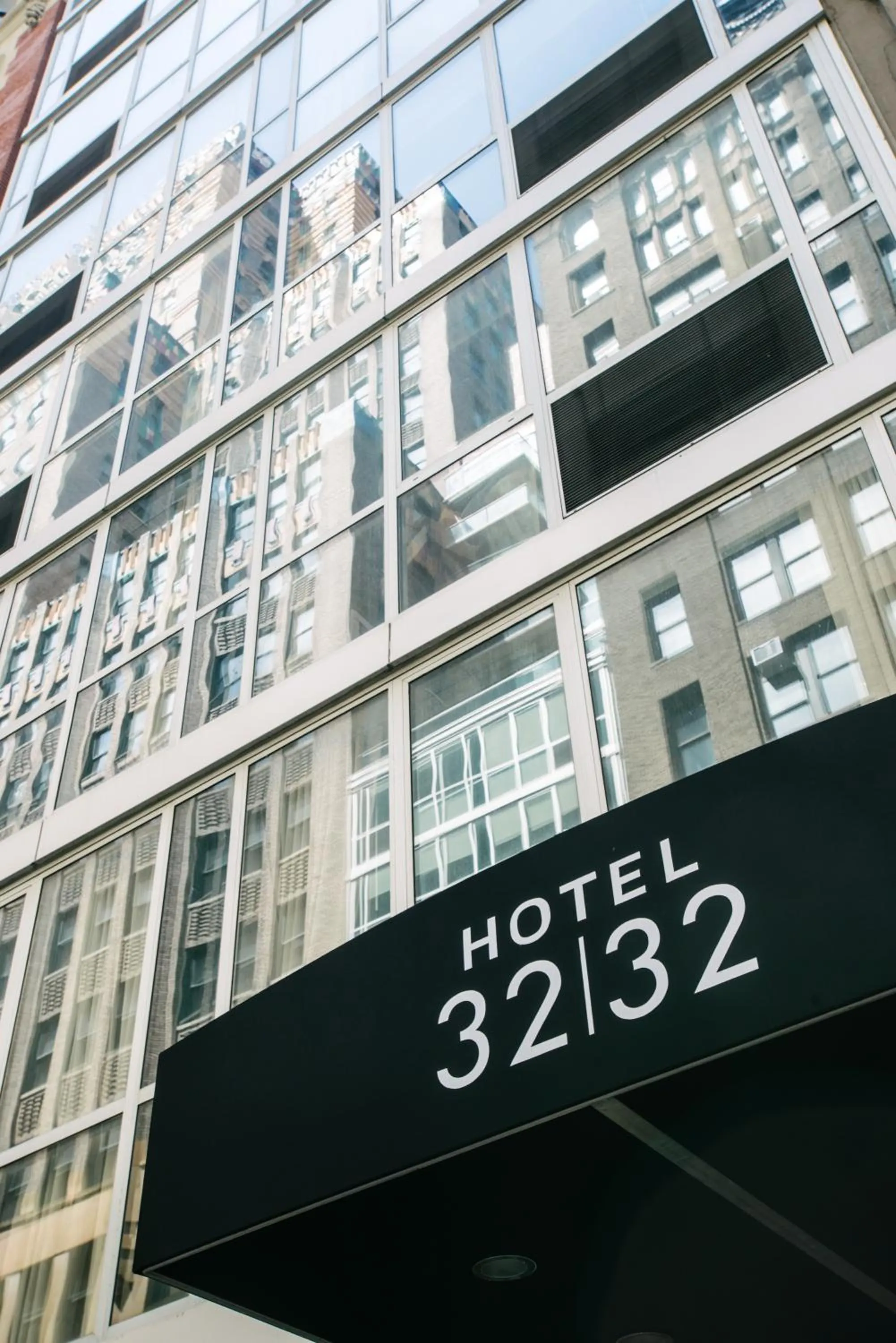 Facade/entrance in Hotel 32 32