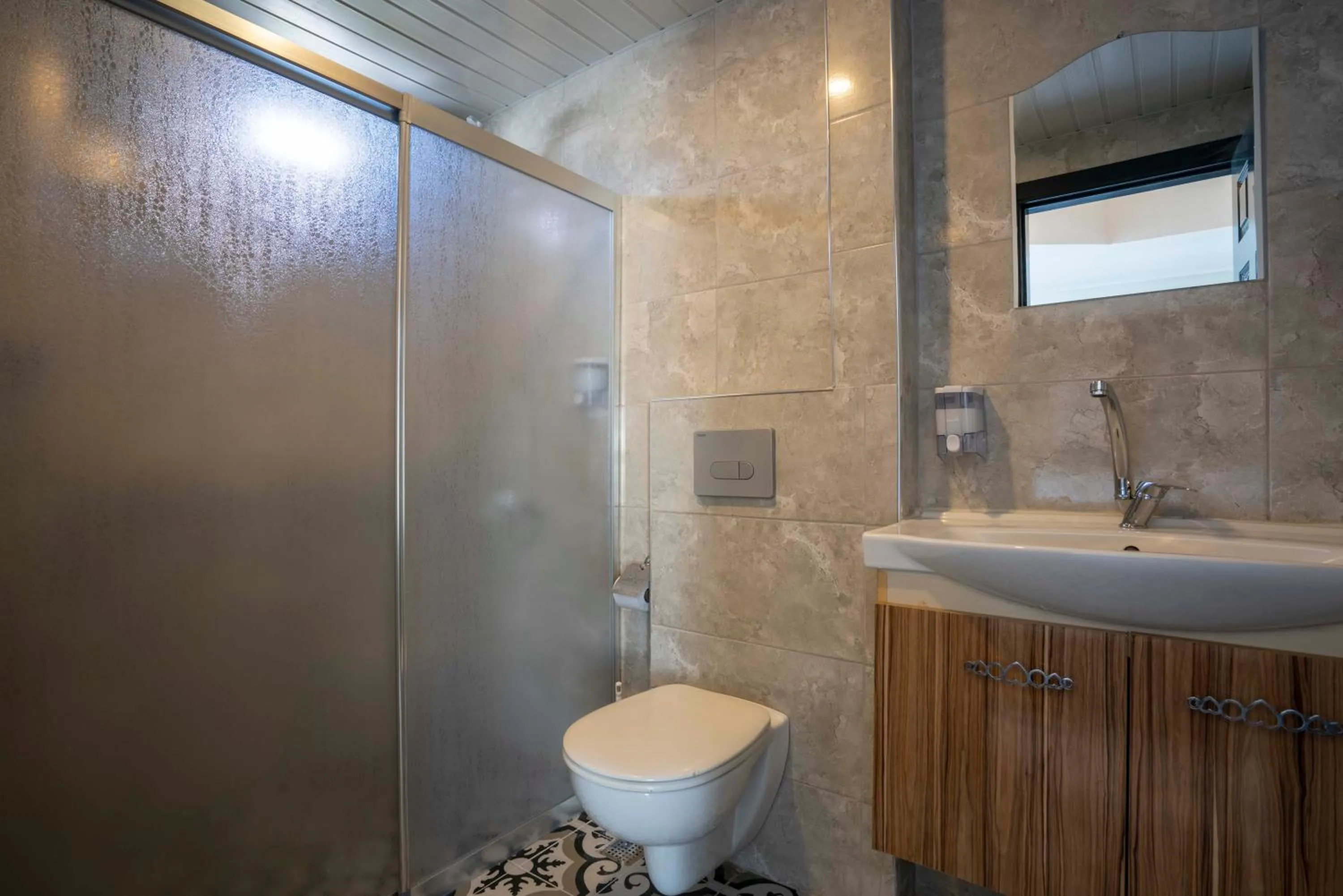 Shower in Aslan Corner Hotel