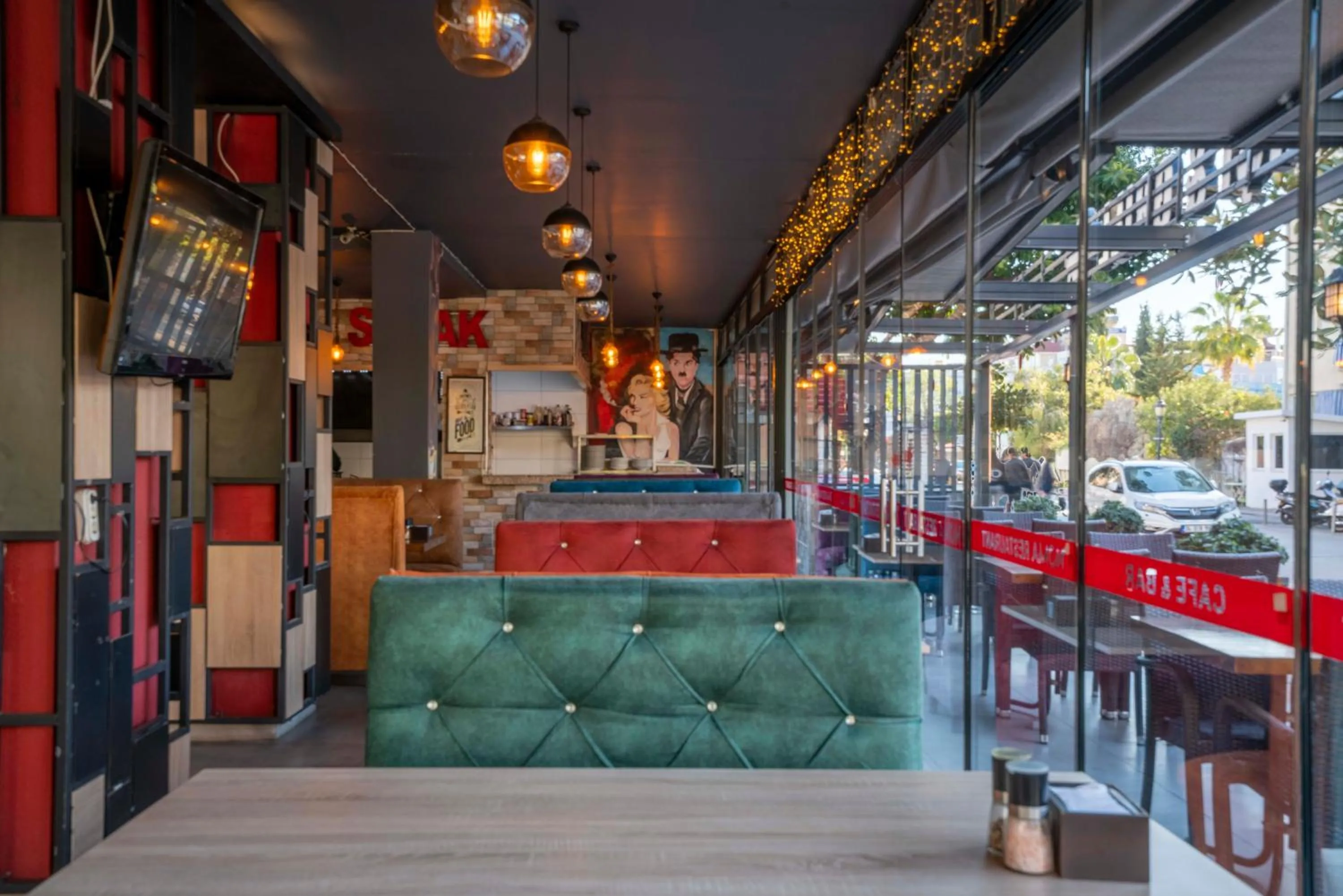 Restaurant/places to eat in Aslan Corner Hotel