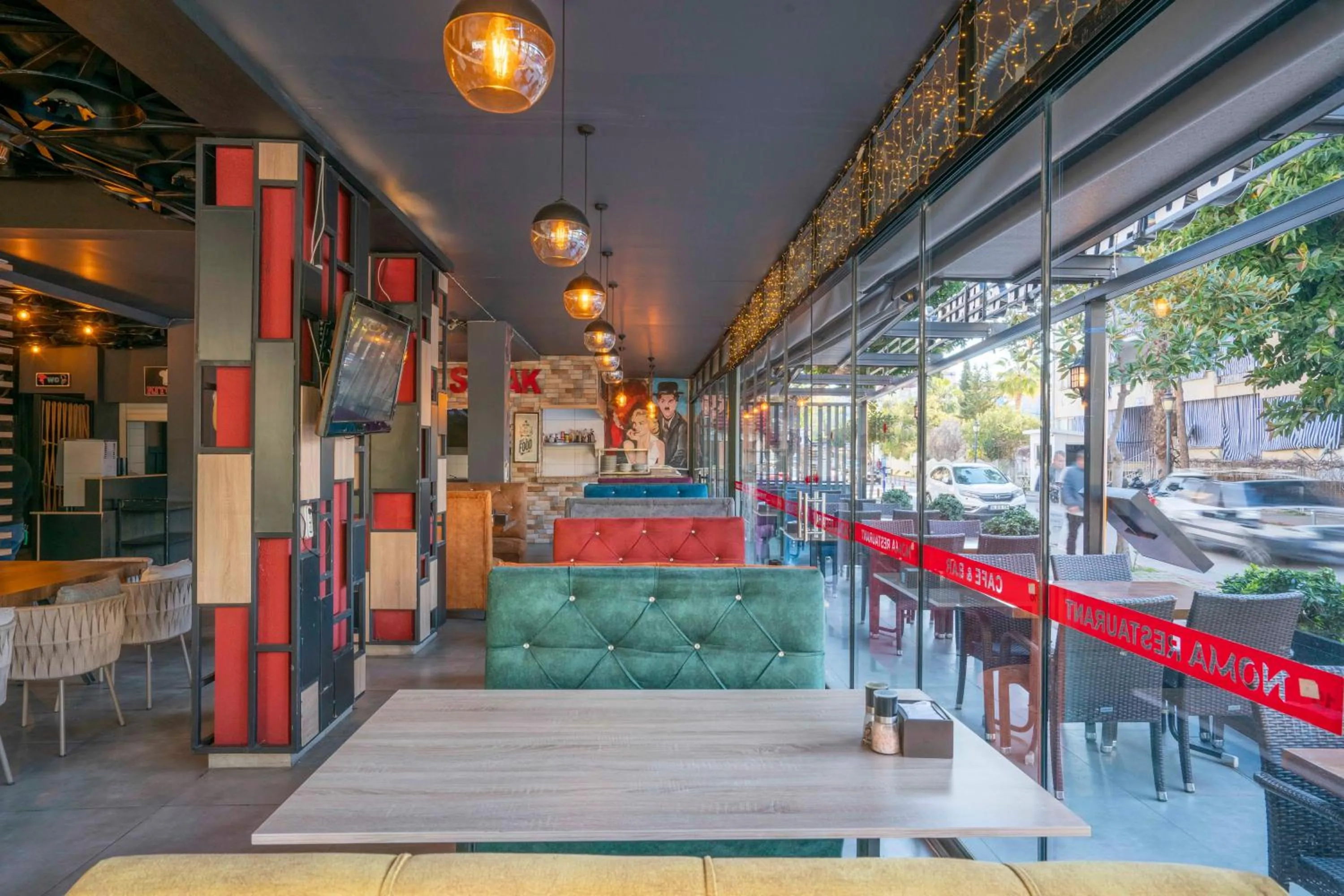 Restaurant/places to eat in Aslan Corner Hotel