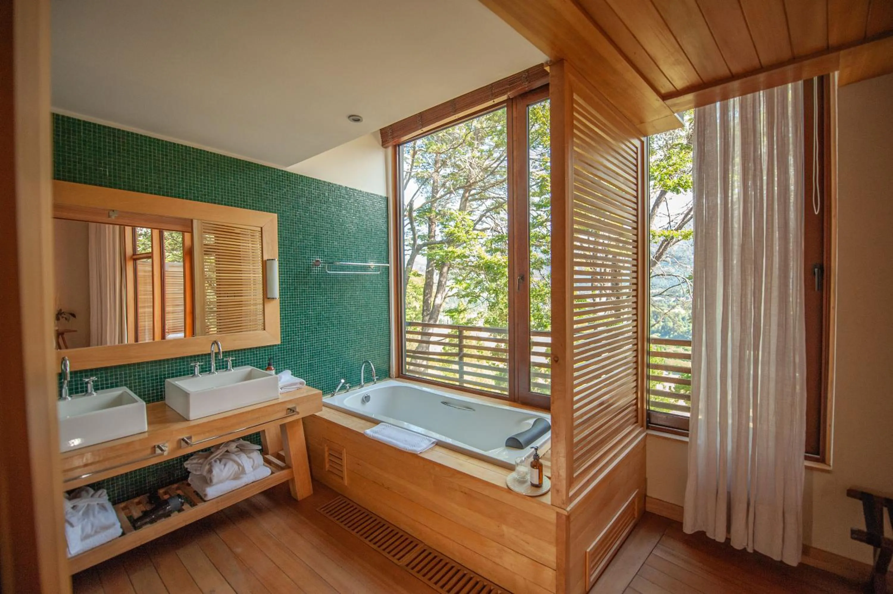 Bath, Bed in Uman Lodge Patagonia Chile