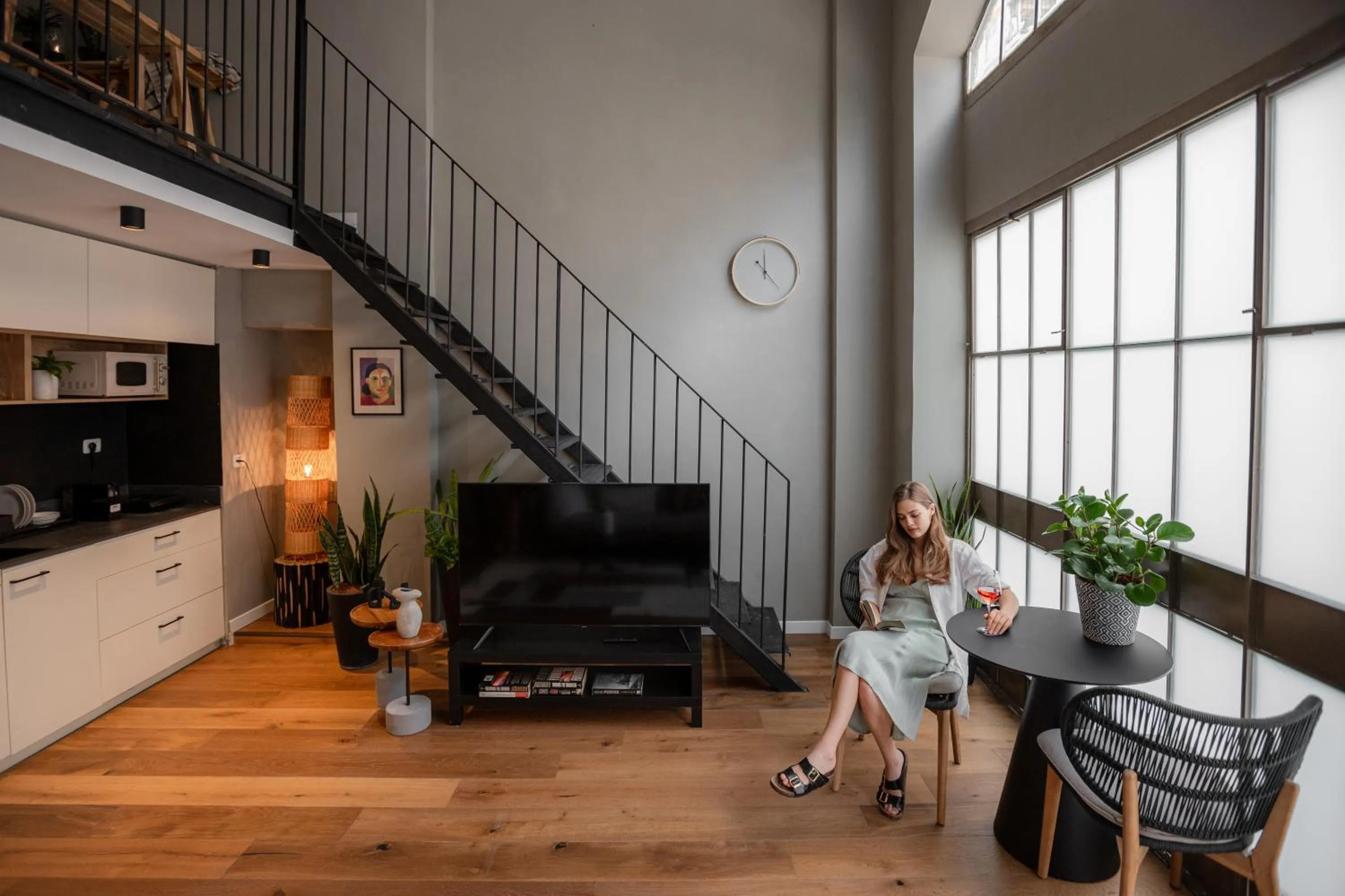 Guests in DeBlox living - Alhambra Apartments