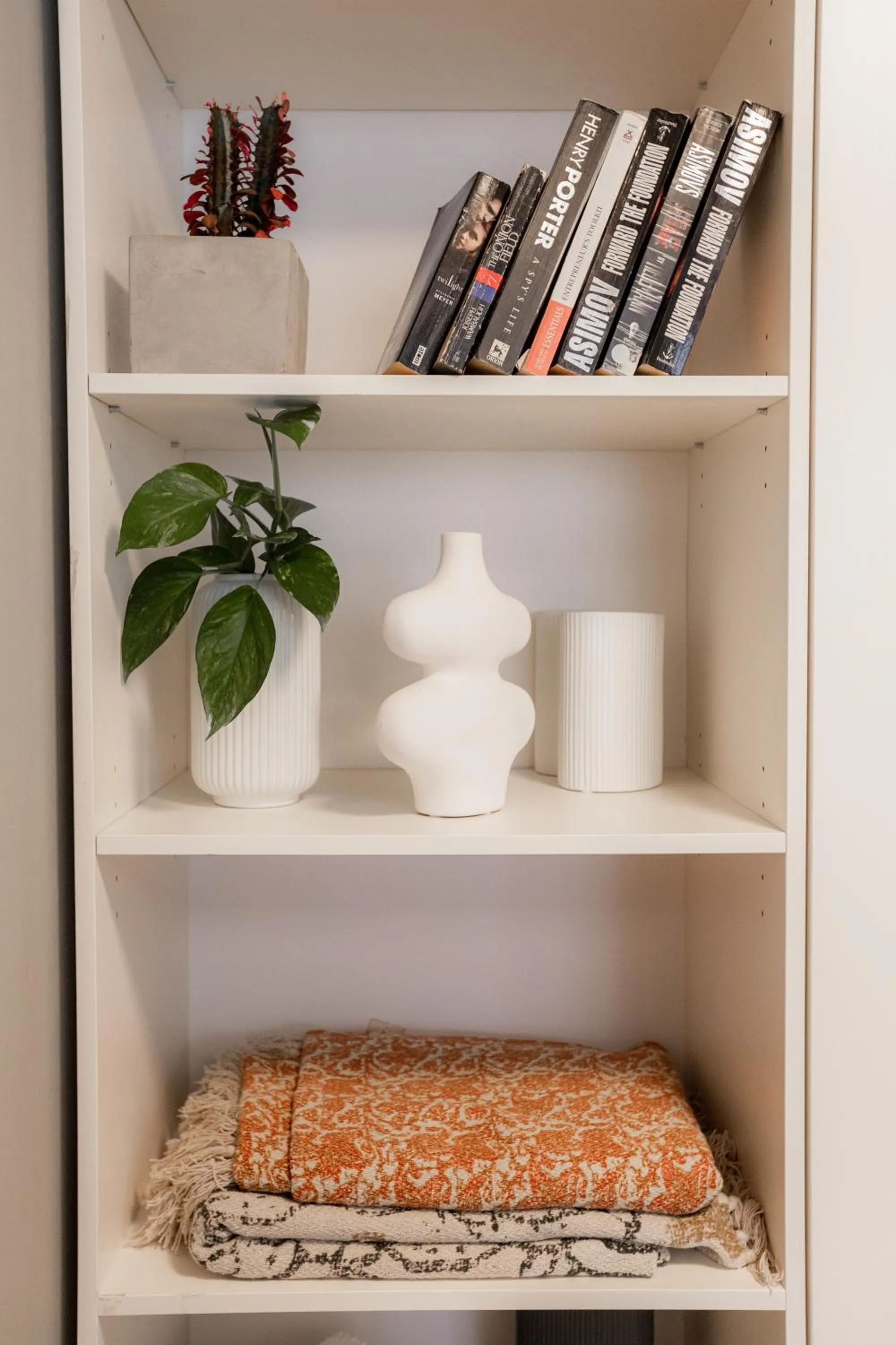 Library in DeBlox living - Alhambra Apartments