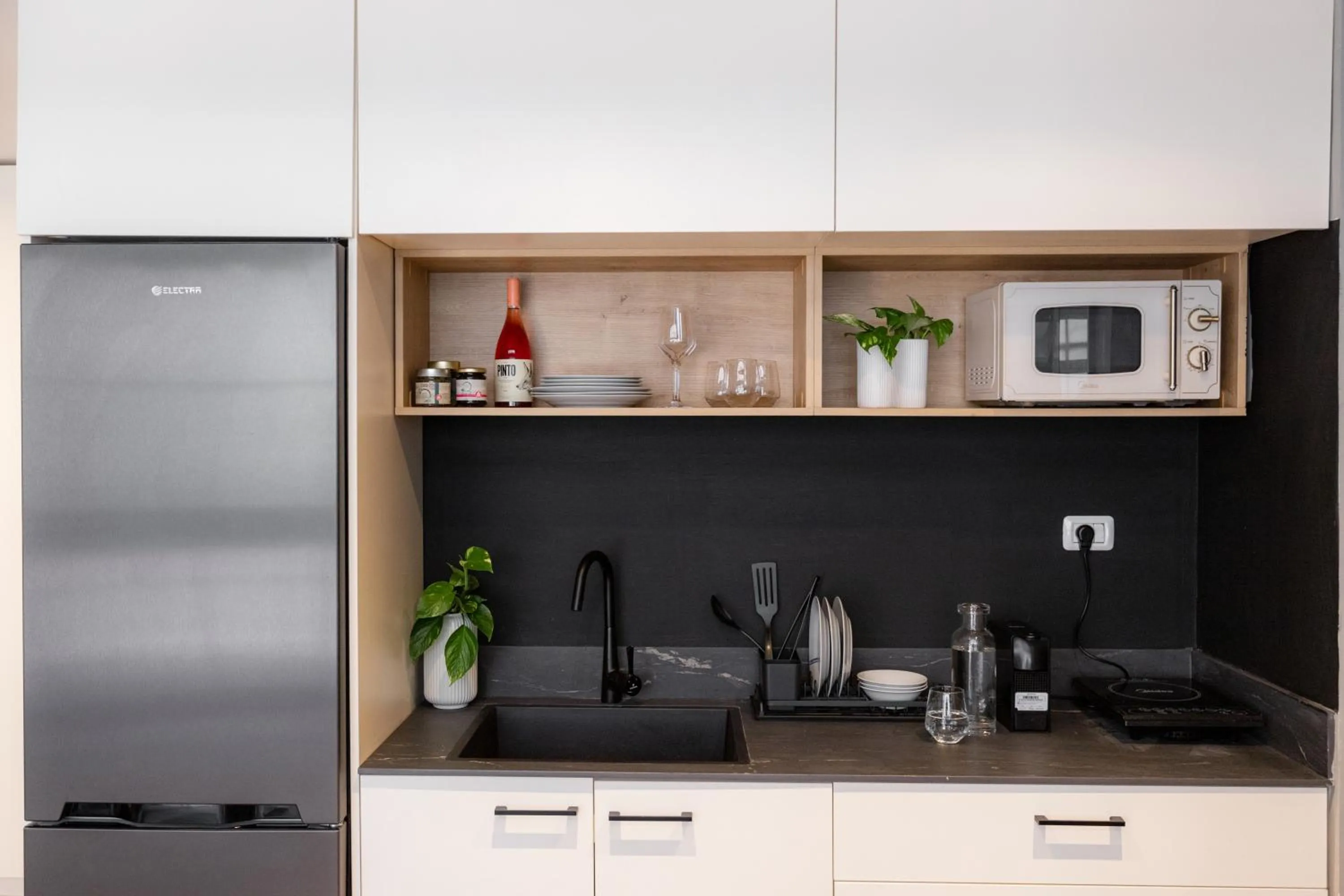 Kitchen or kitchenette in DeBlox living - Alhambra Apartments