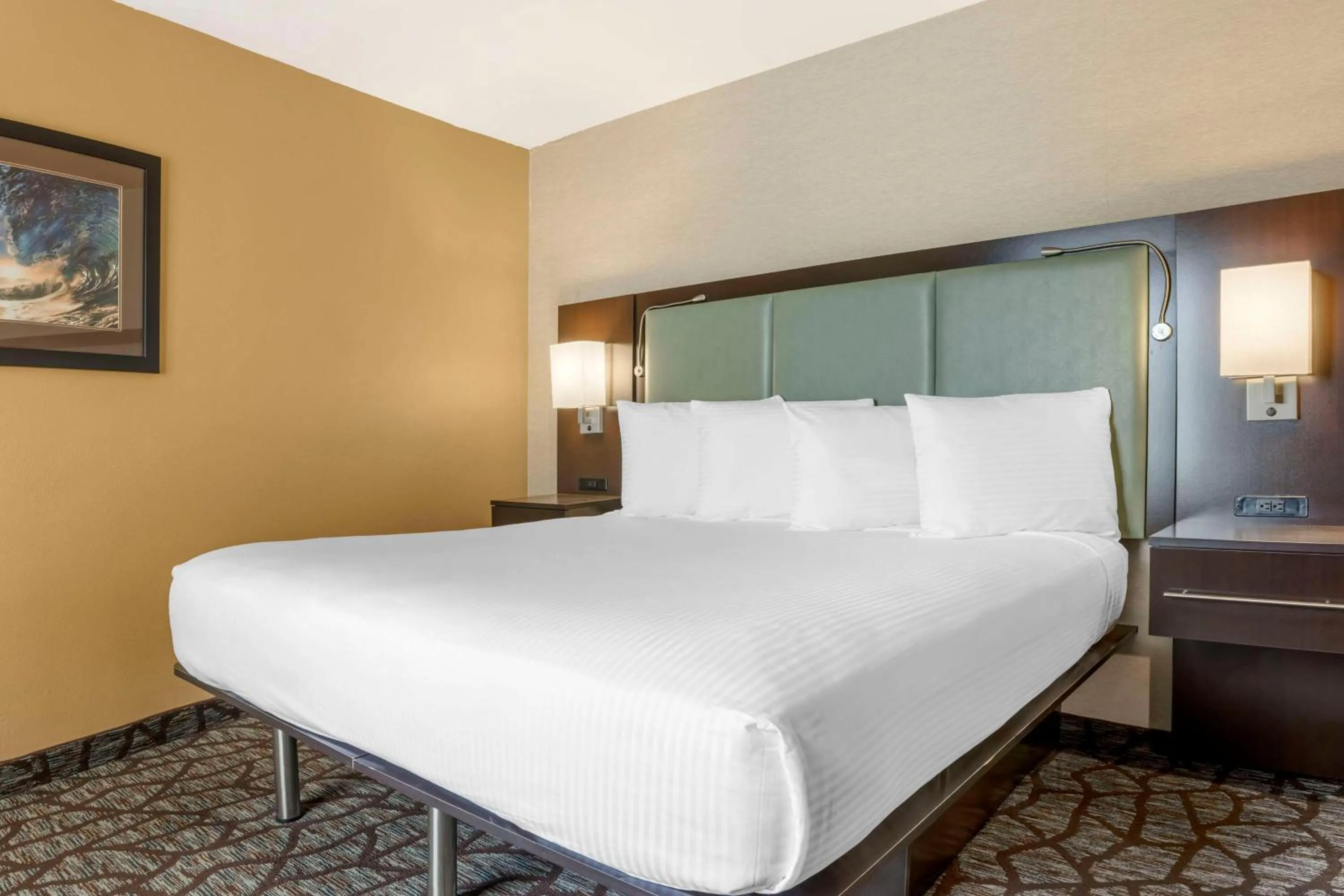 Bedroom, Bed in Best Western Plus Oceanside Palms