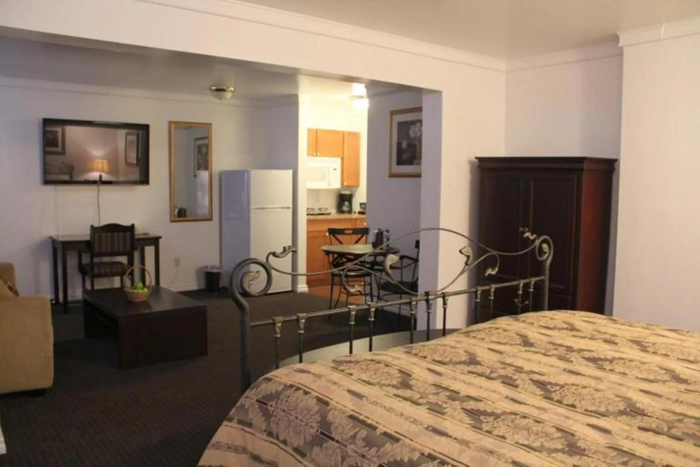 Kitchen or kitchenette, Bed in Acorn Motel