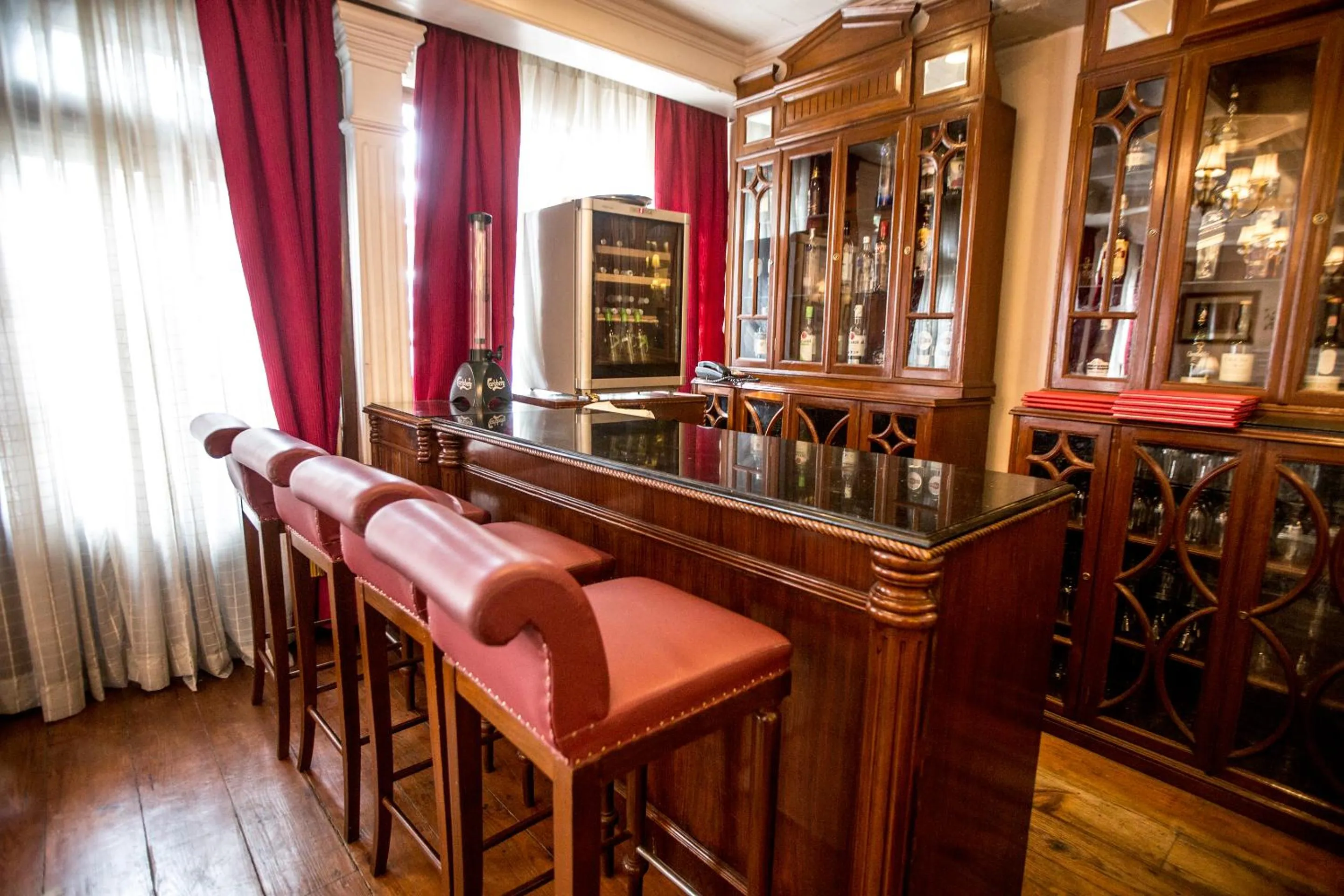 Lounge or bar in The Elgin, Darjeeling - Heritage Resort & Spa