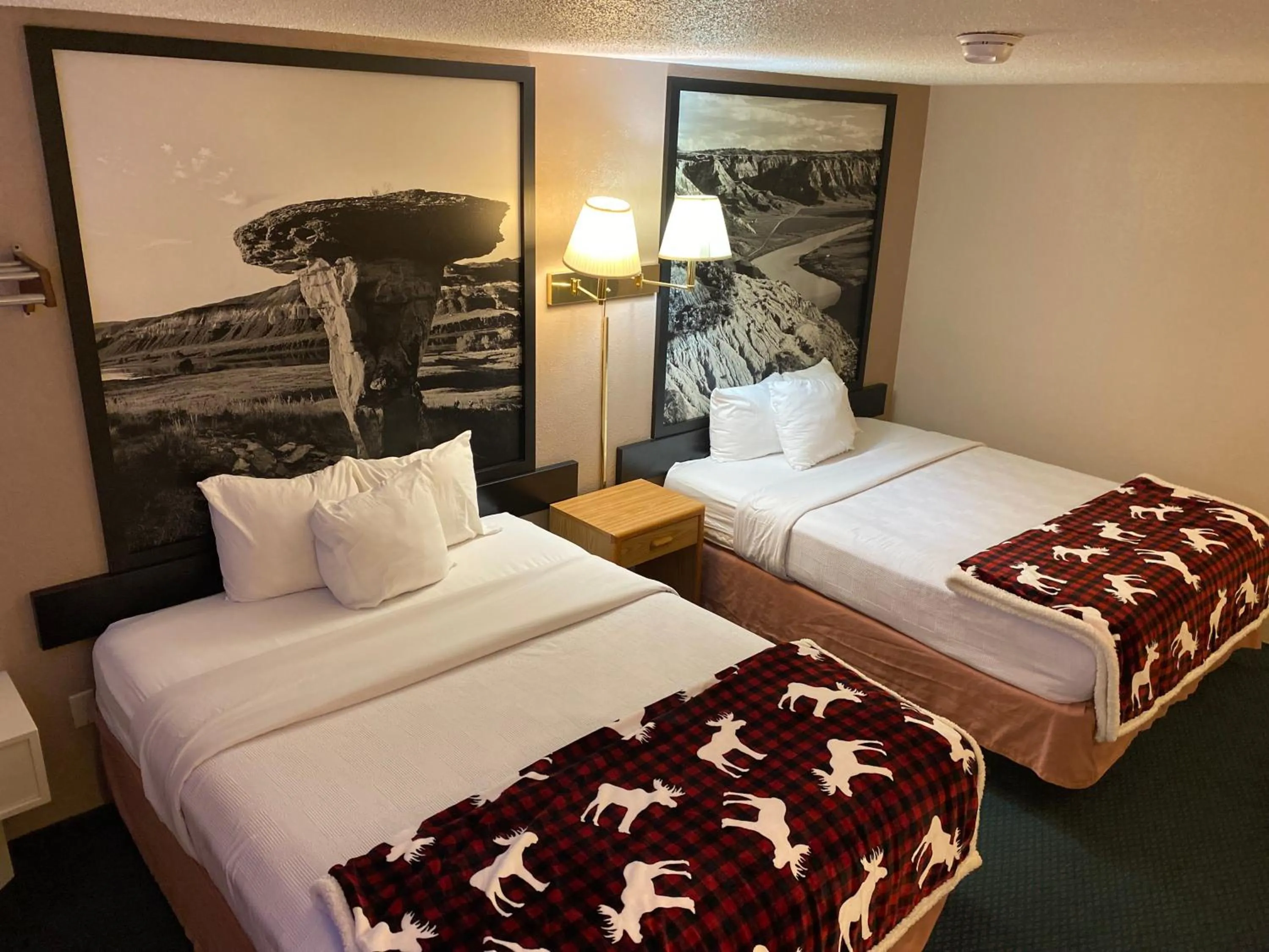 Bedroom, Bed in Glendive Lodge