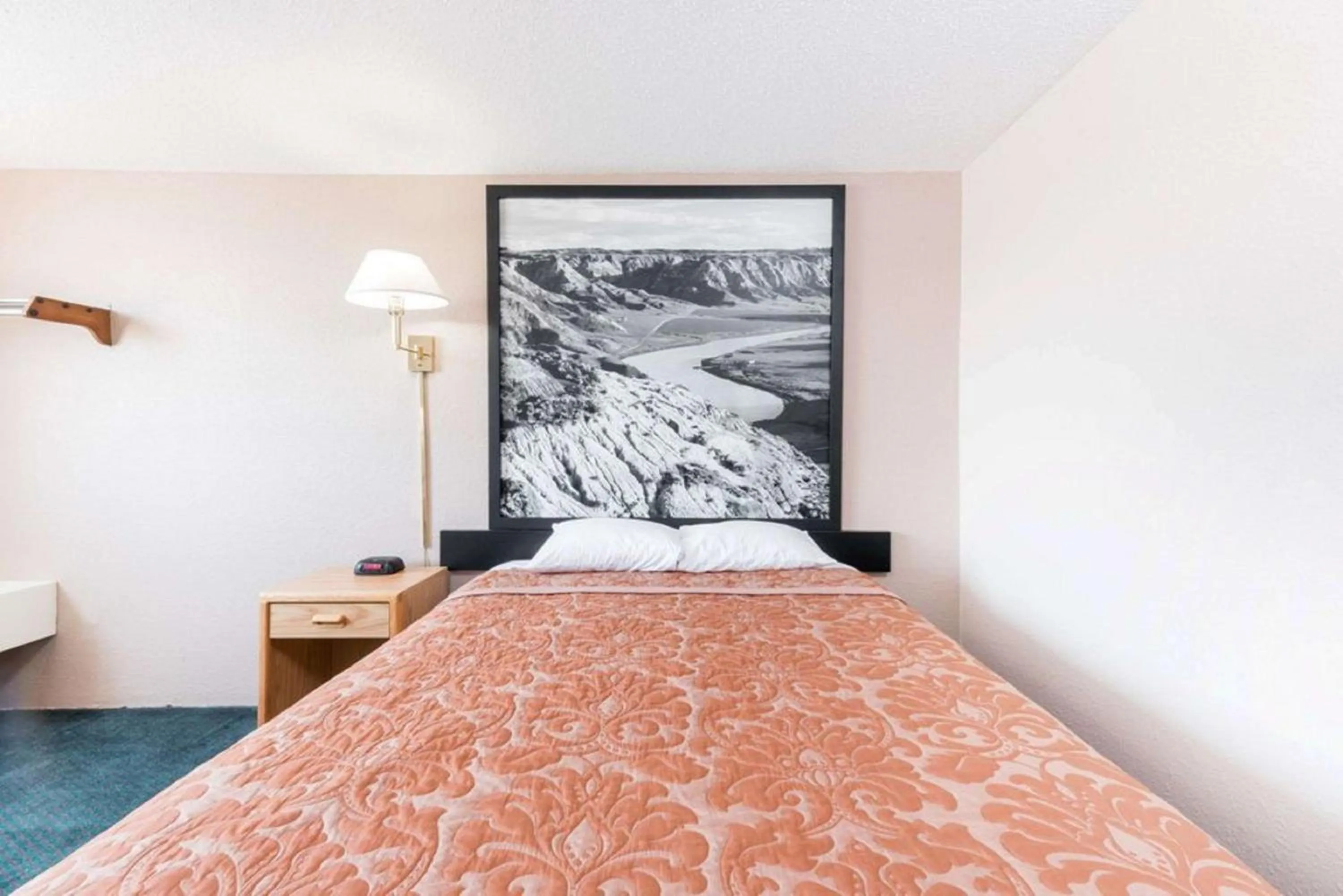 Photo of the whole room, Bed in Glendive Lodge