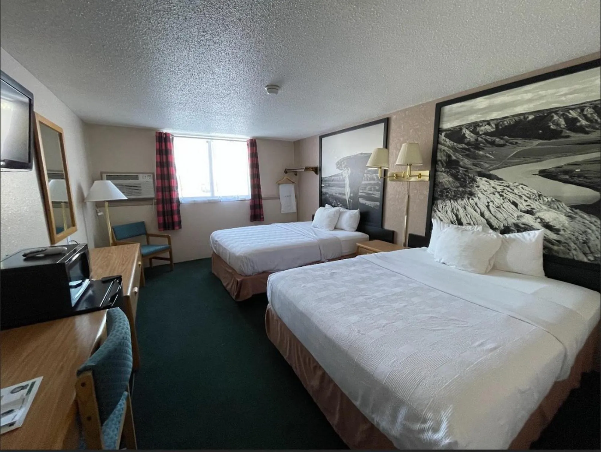 Bedroom, Bed in Glendive Lodge