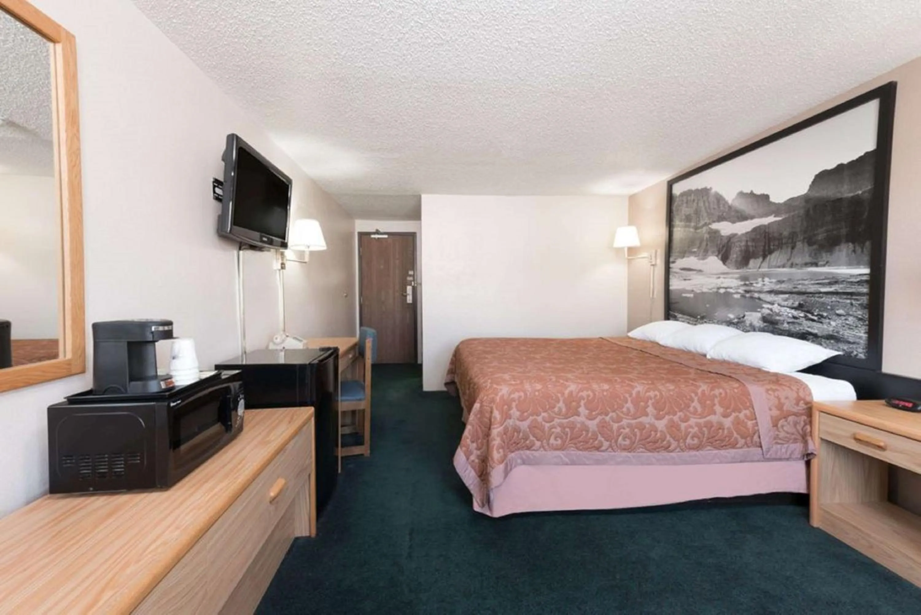 Photo of the whole room, Bed in Glendive Lodge