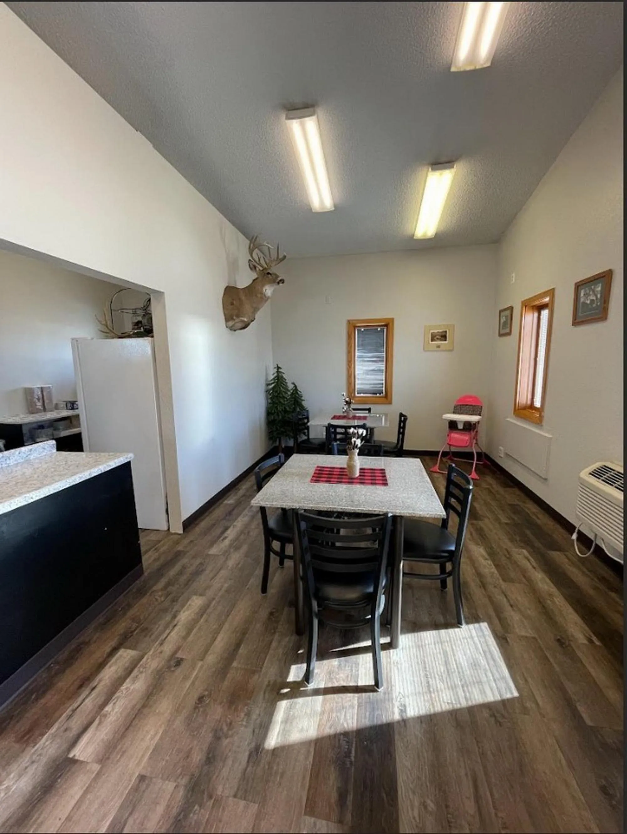 Dining area in Glendive Lodge