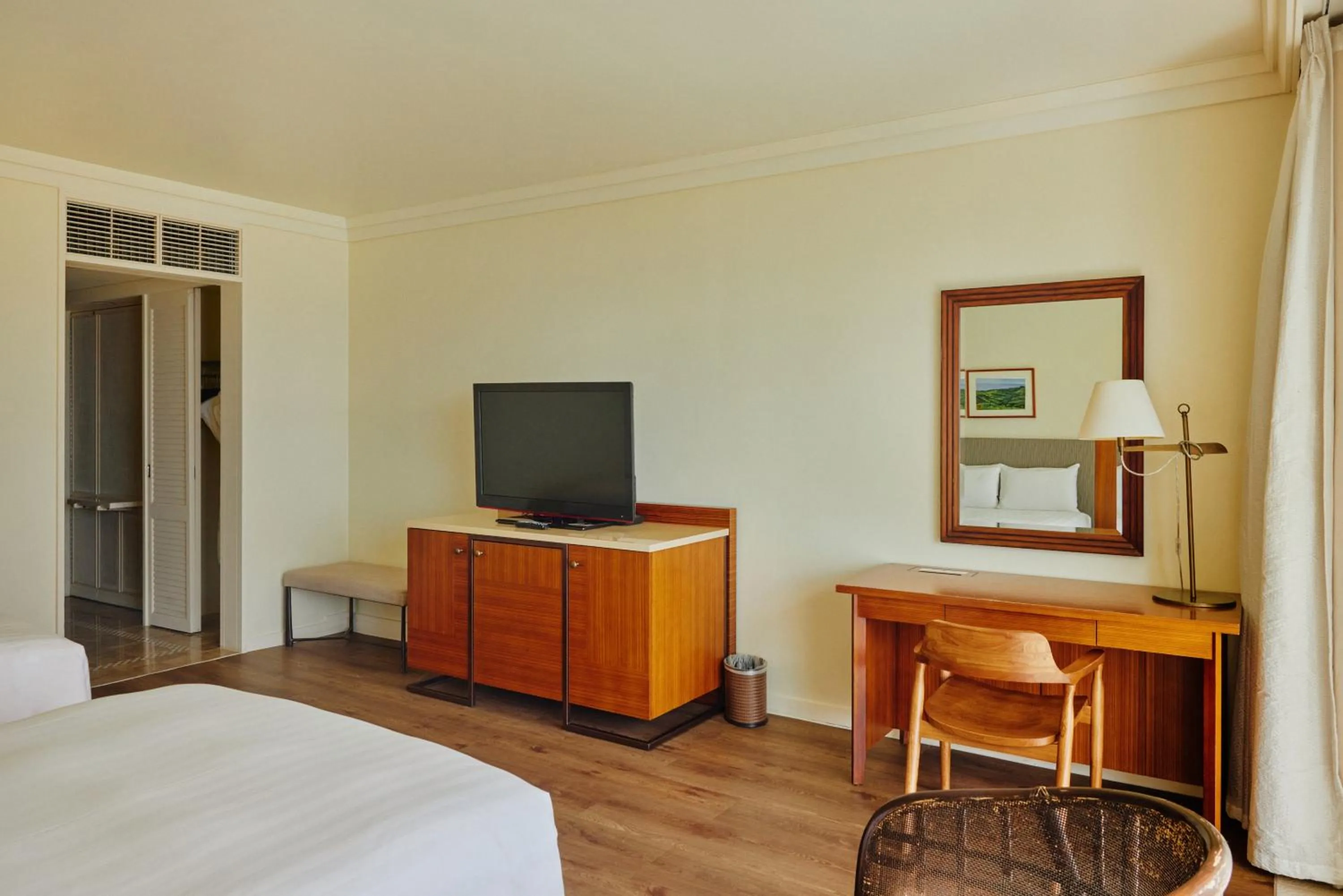 Bedroom, Bed in Lotte Hotel Guam