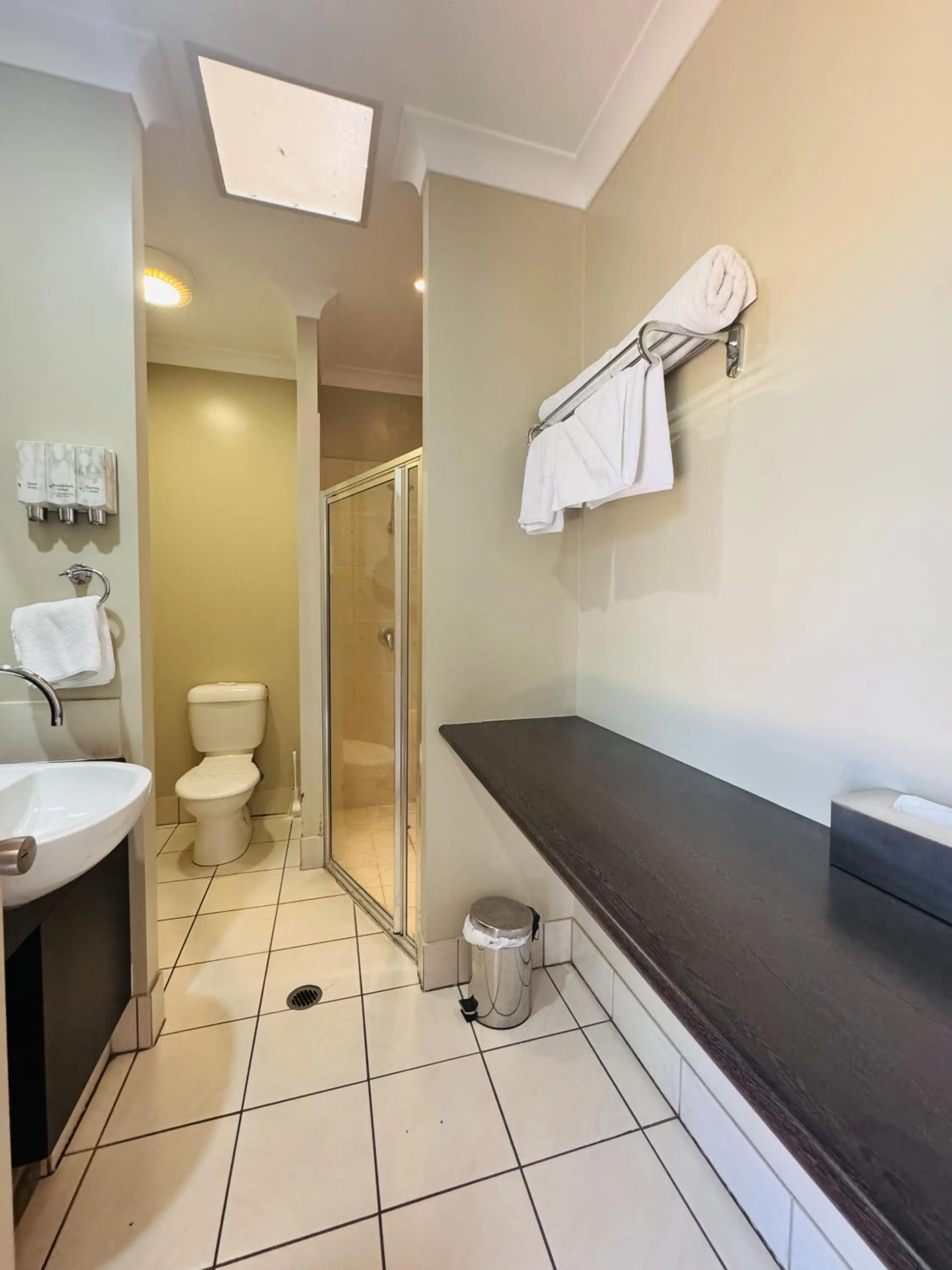 Shower in Best Western Bungil Creek Motel