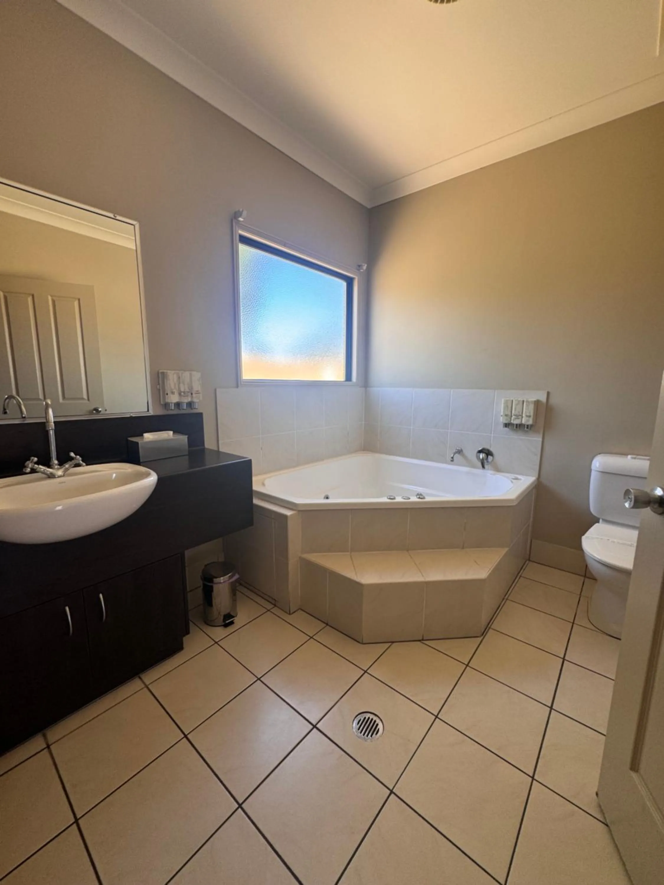 Toilet in Best Western Bungil Creek Motel