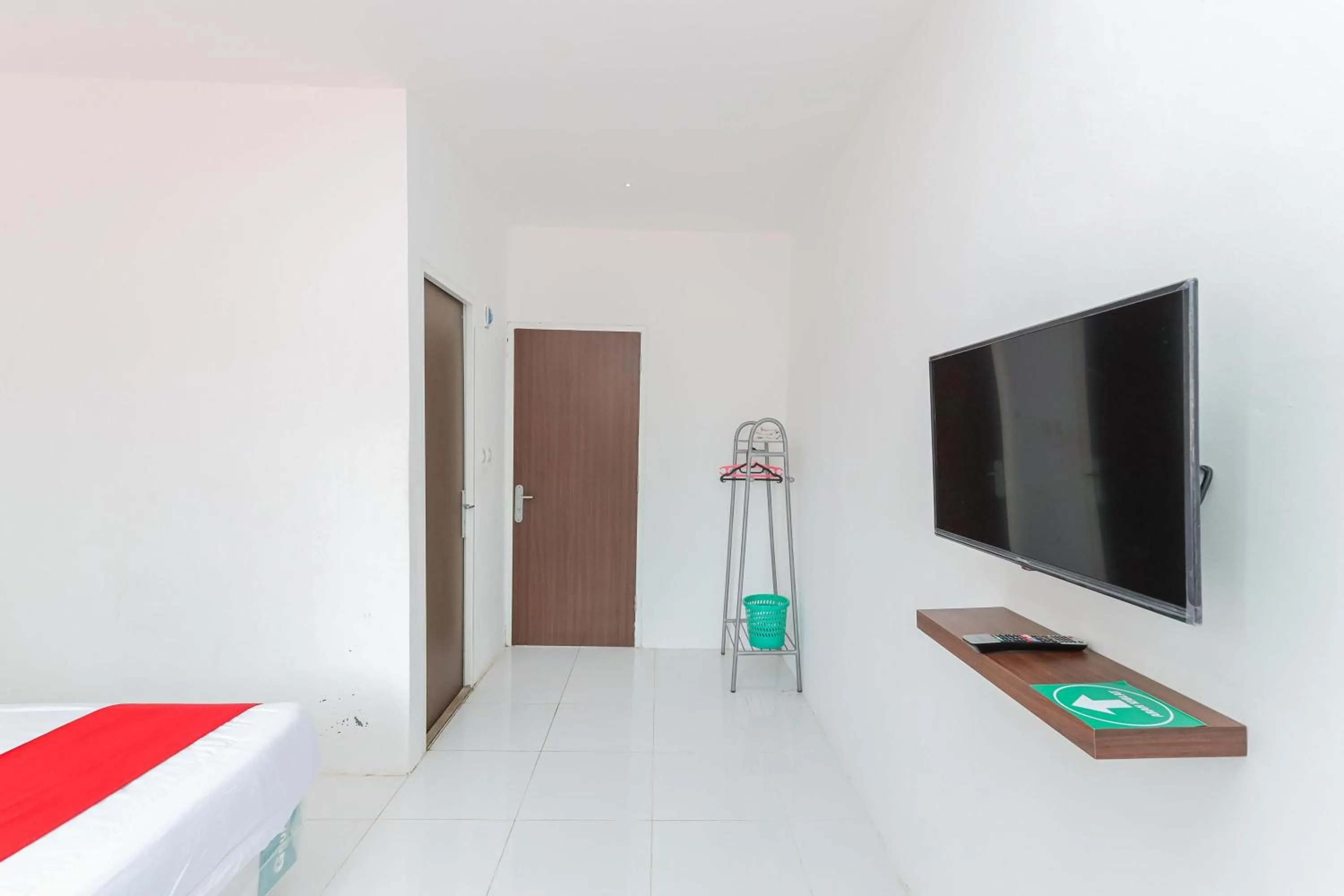Bedroom, Bed in RedDoorz near RSUD Banten Serang