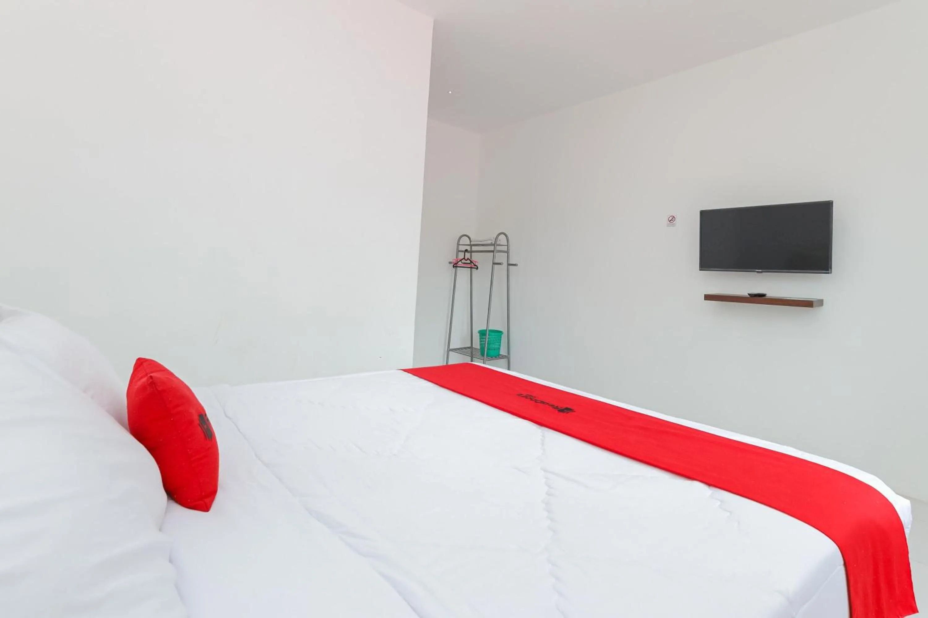 Bedroom, Bed in RedDoorz near RSUD Banten Serang