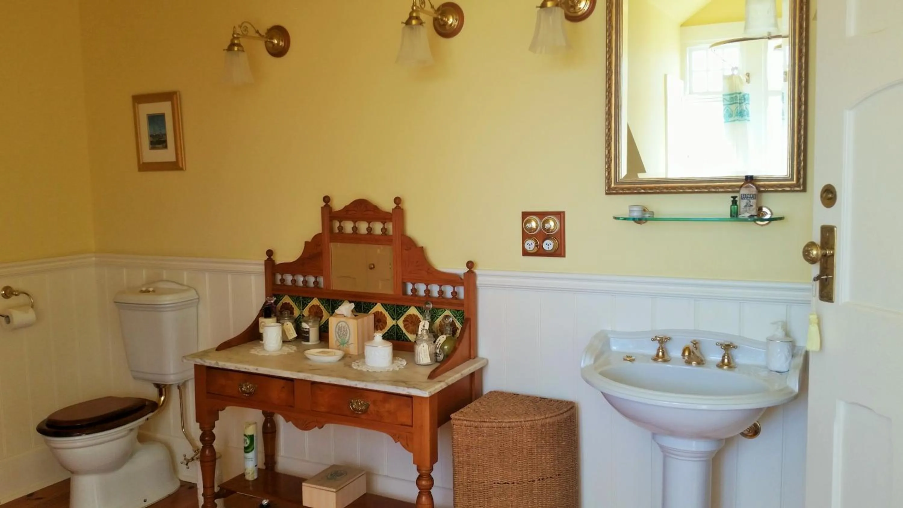 Bathroom in Water Bay Villa Bed & Breakfast