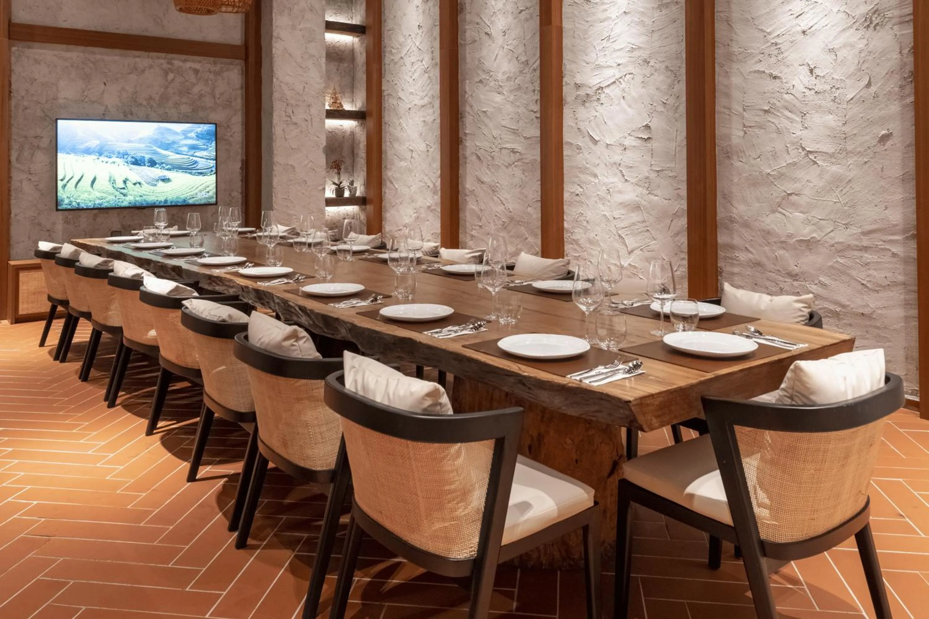 Restaurant/places to eat in M Resort & Hotel Kuala Lumpur