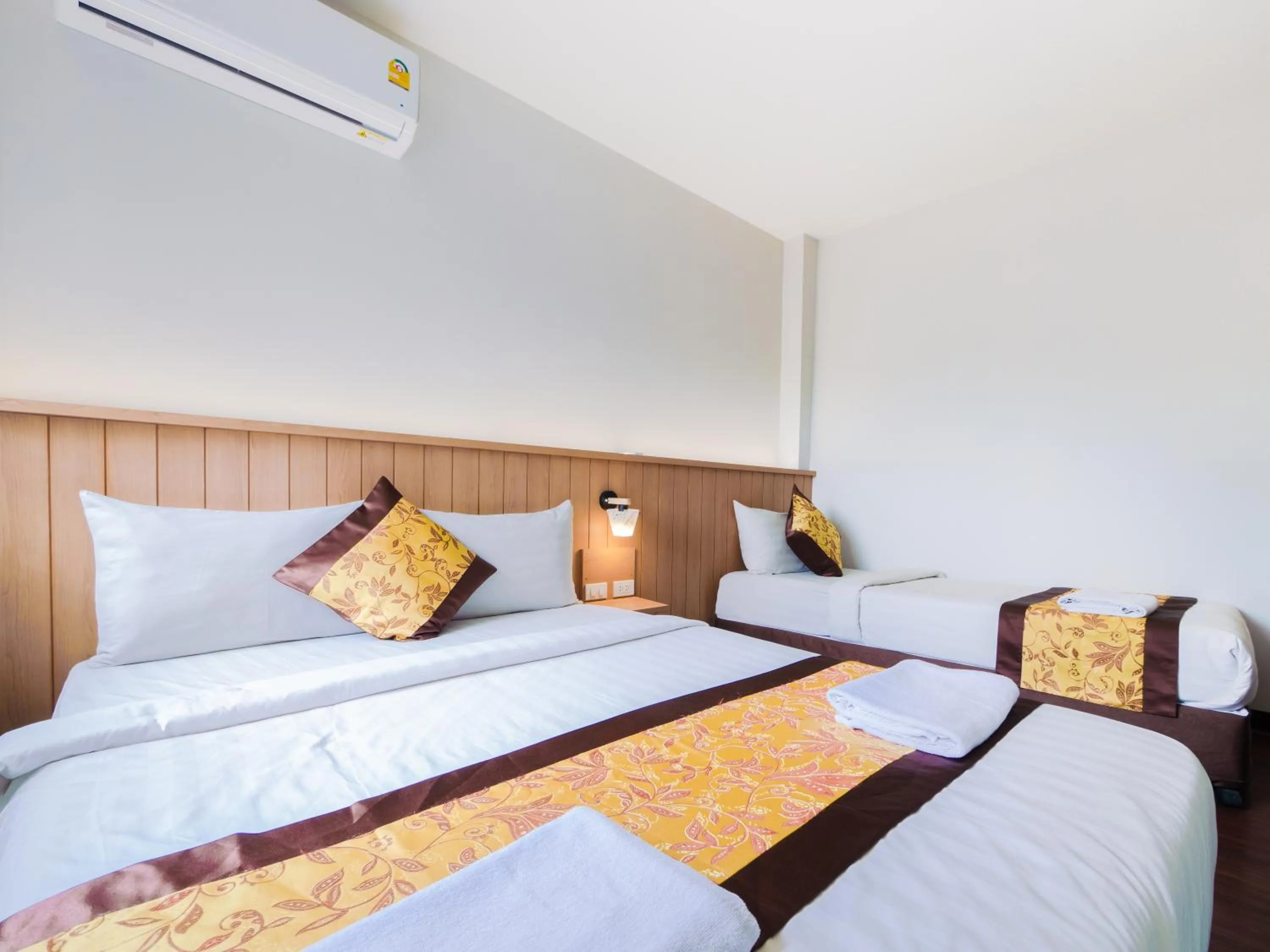 Photo of the whole room, Bed in Watergate City