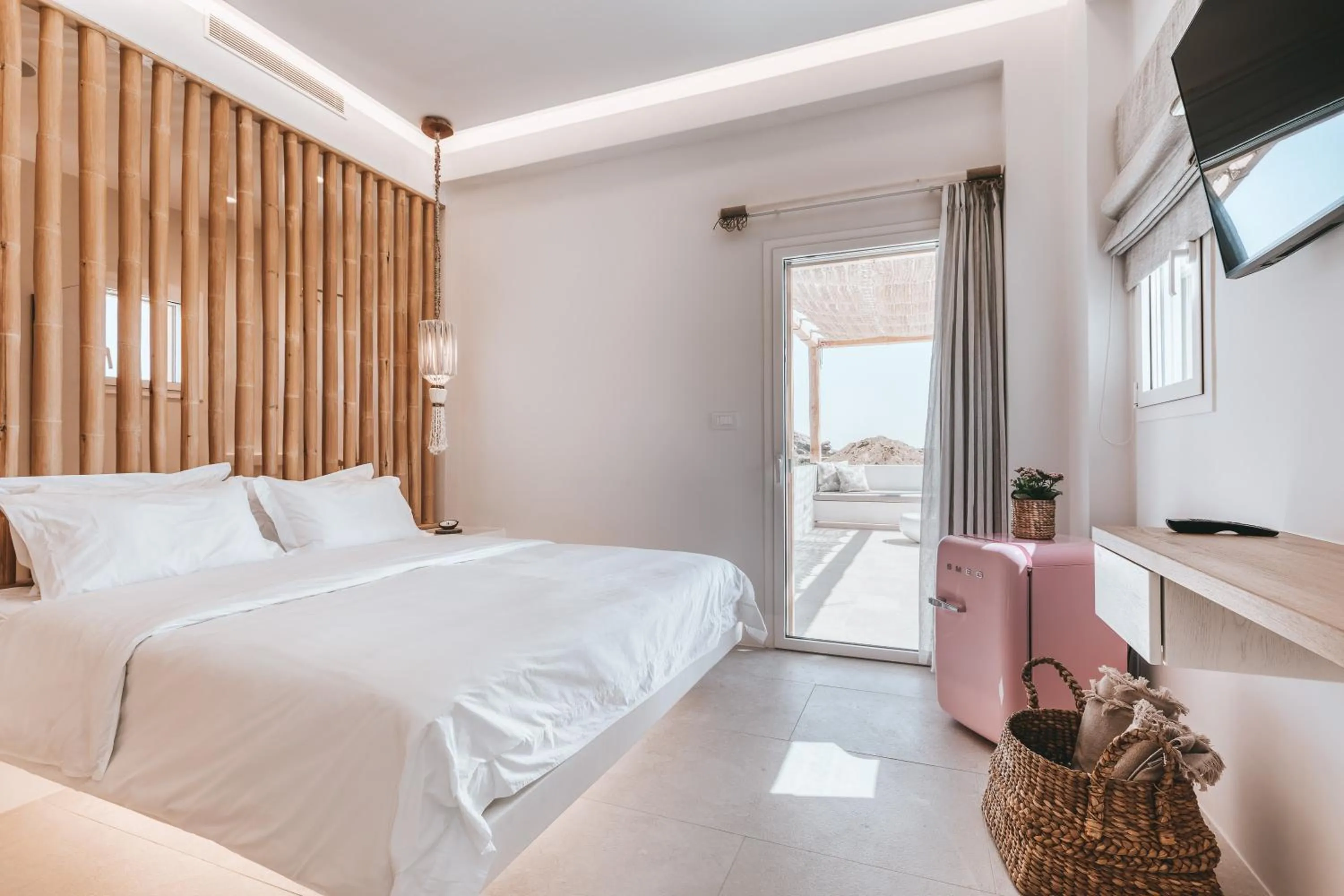 TV and multimedia, Bed in Cocopalm Villas Naxos