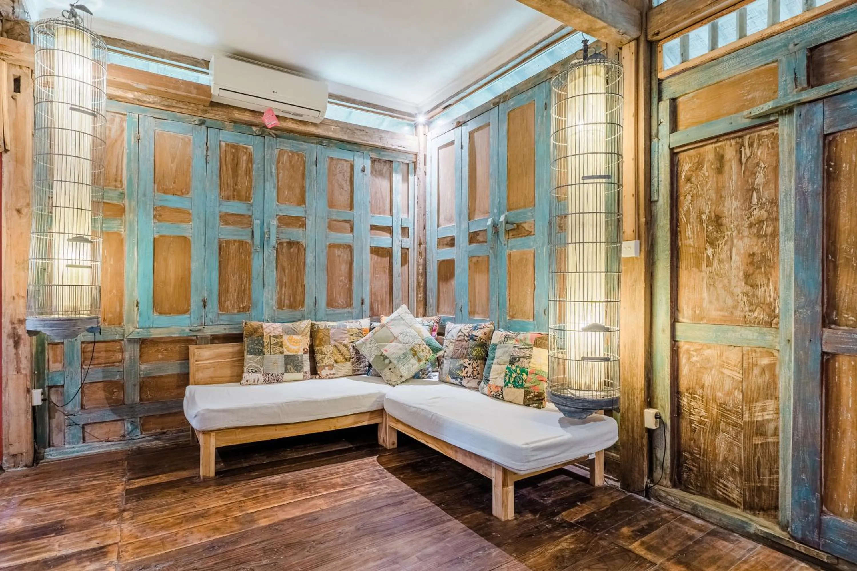 Seating area, Bed in Aalaya Villa by Betterplace