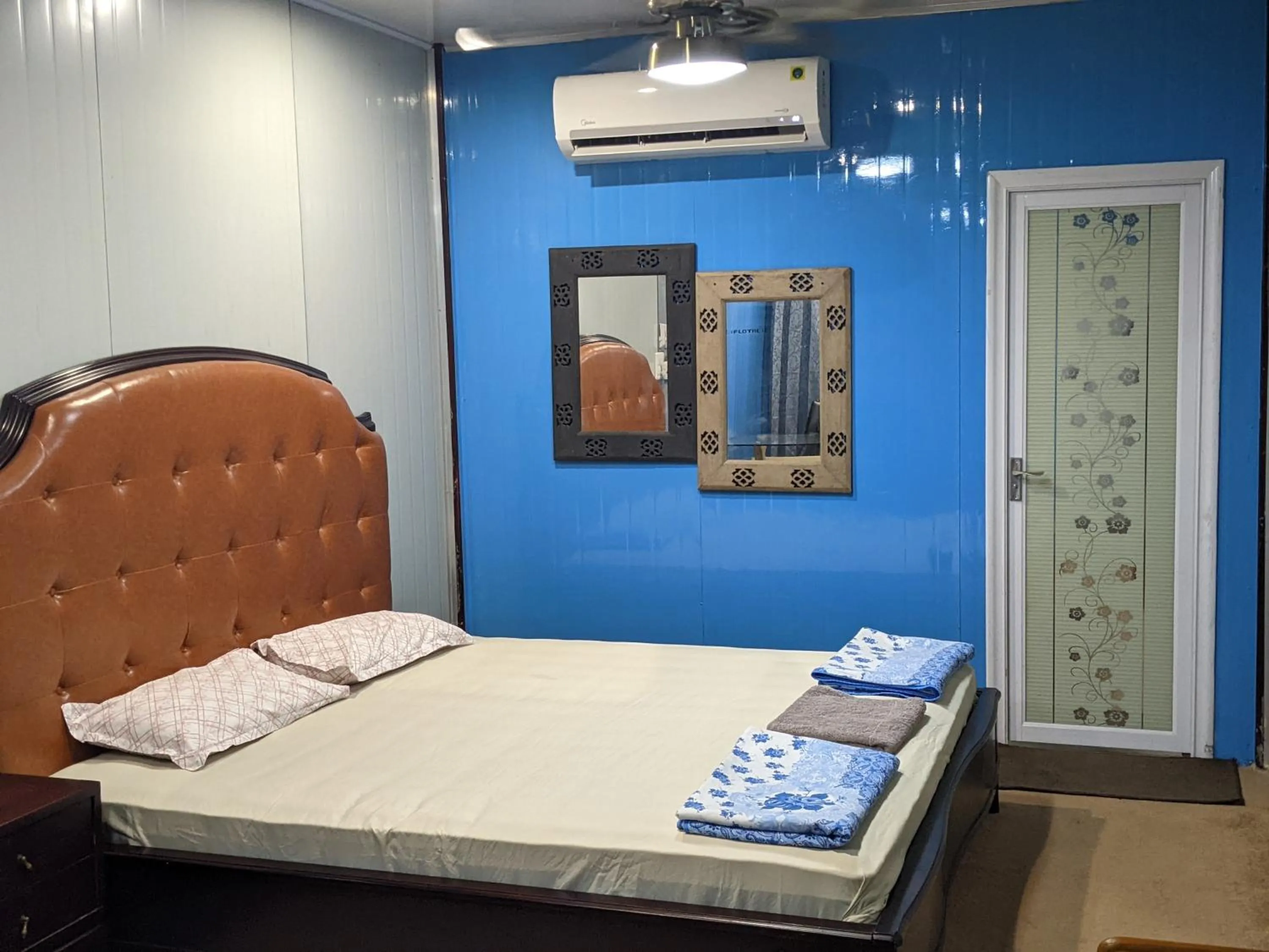 Bed in HOTEL THE CUBE STAY