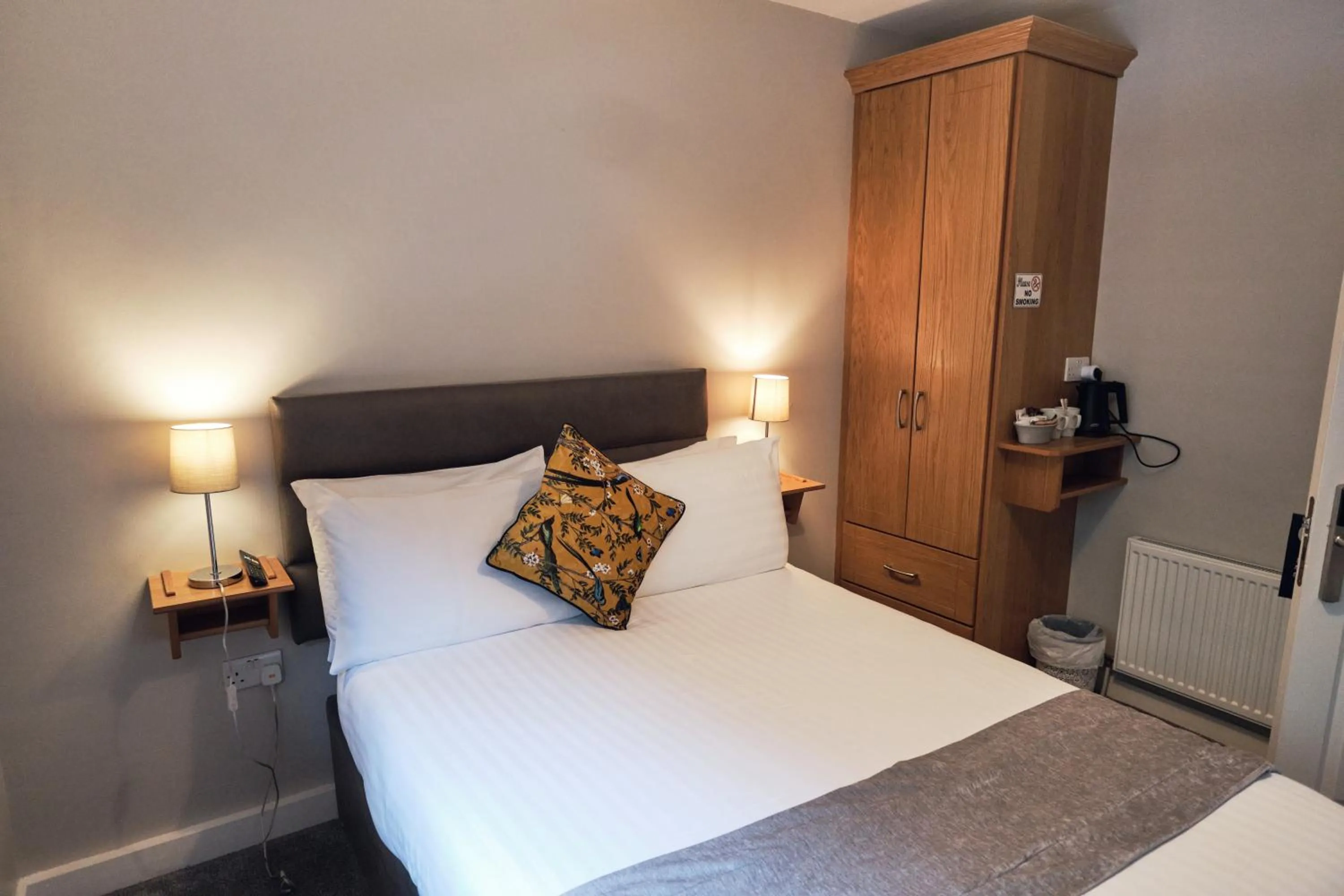 Bedroom, Bed in Murphy's Pub and Bed & Breakfast