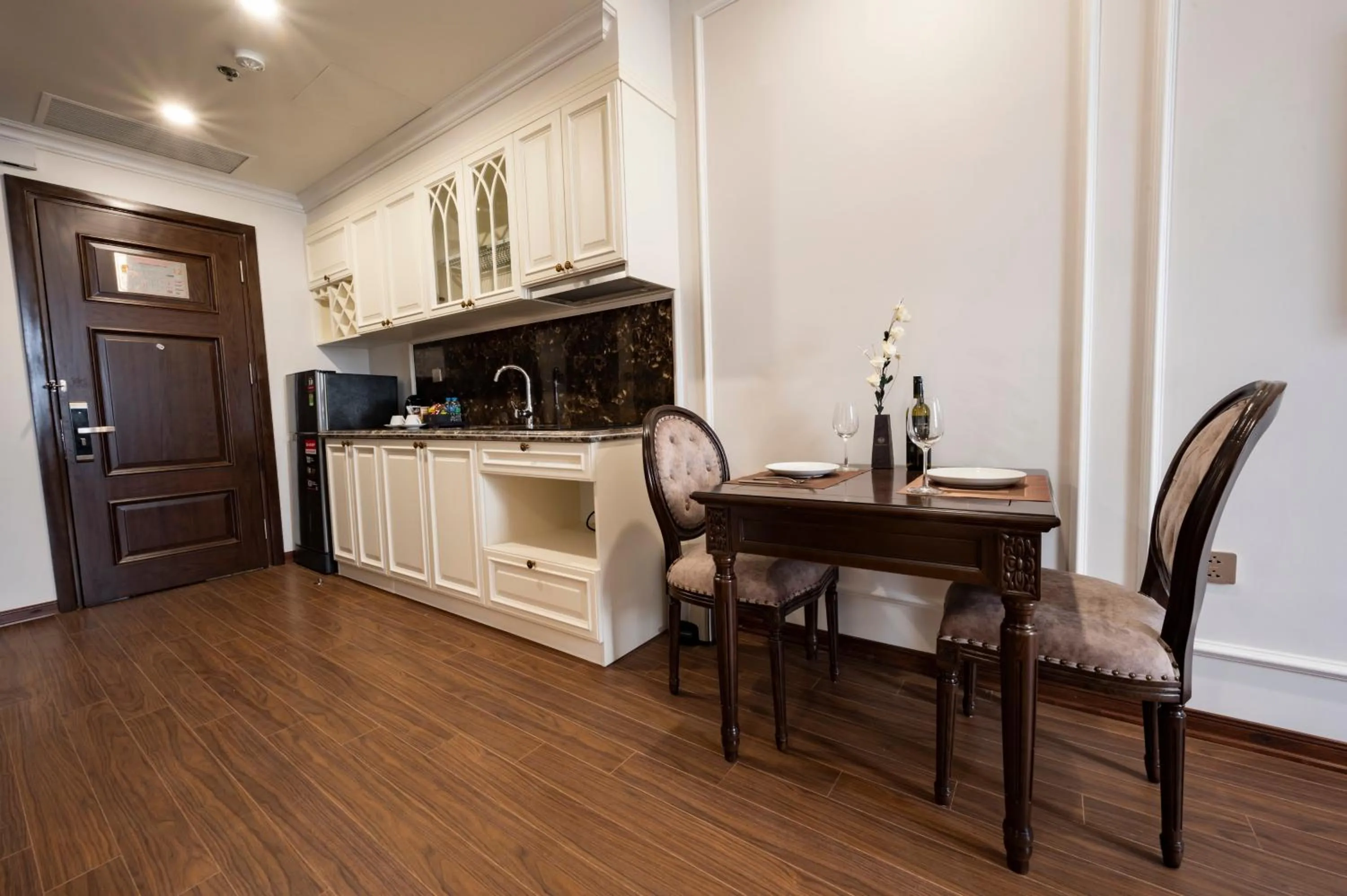 Dining area in MADELISE HOTEL&APARTMENT