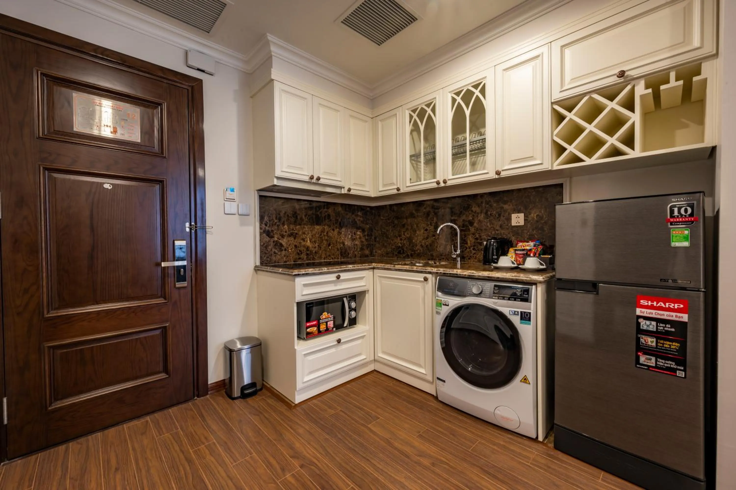 washing machine in MADELISE HOTEL&APARTMENT