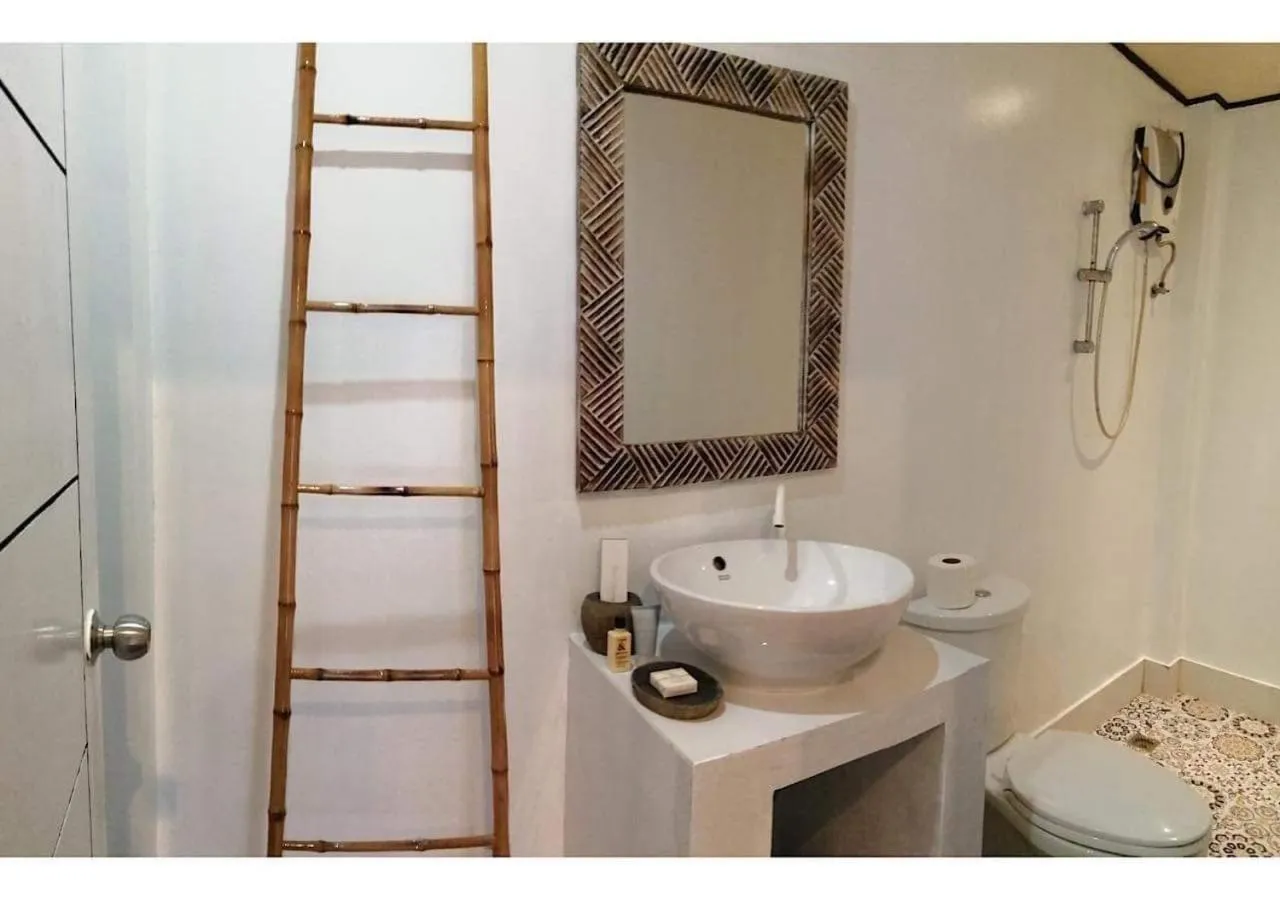 Bathroom in Keira Backpackers