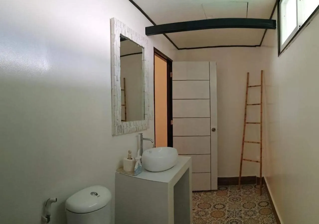 Bathroom in Keira Backpackers