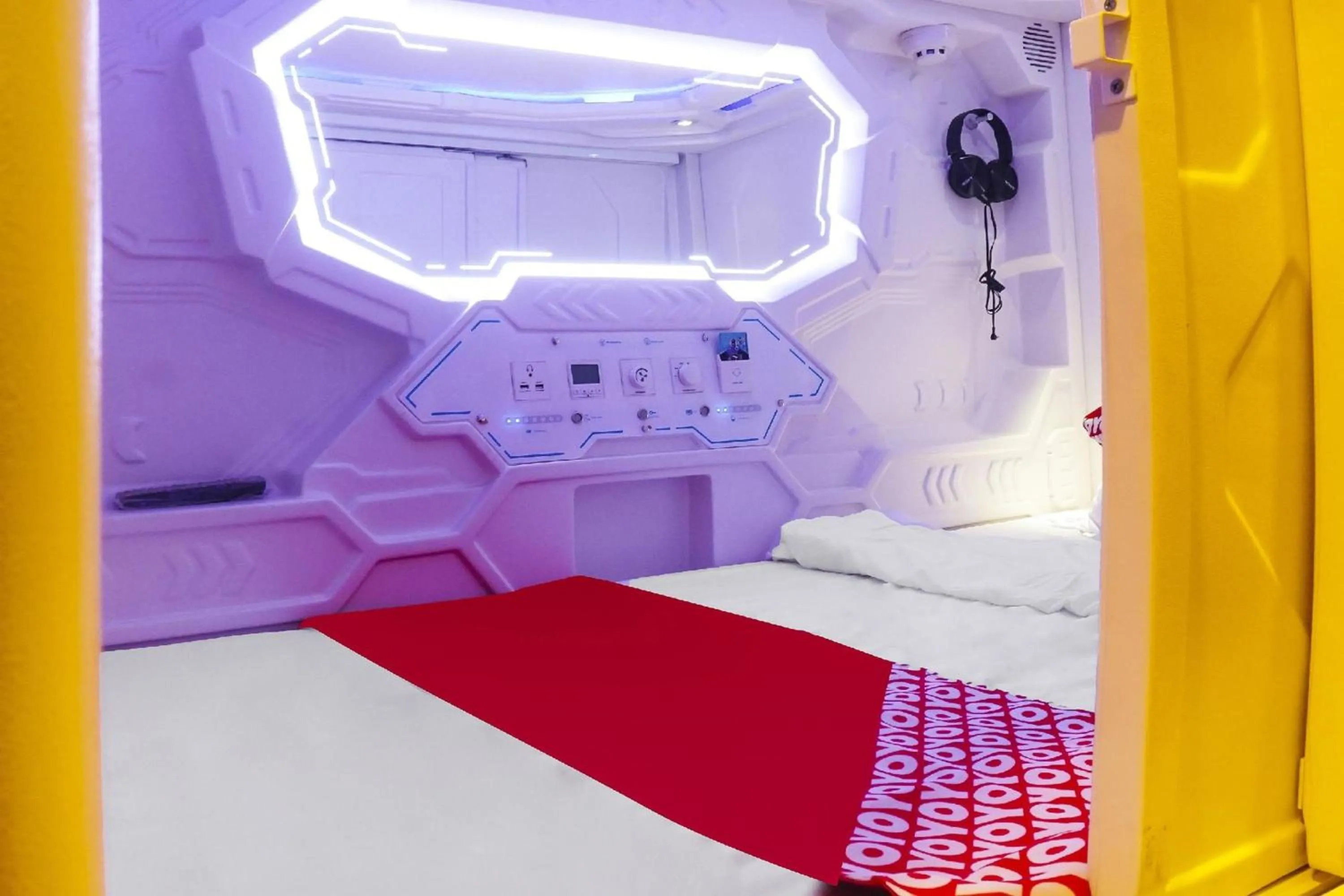 Bedroom, Bed in Hotel O Fiducia Capsule Hotel