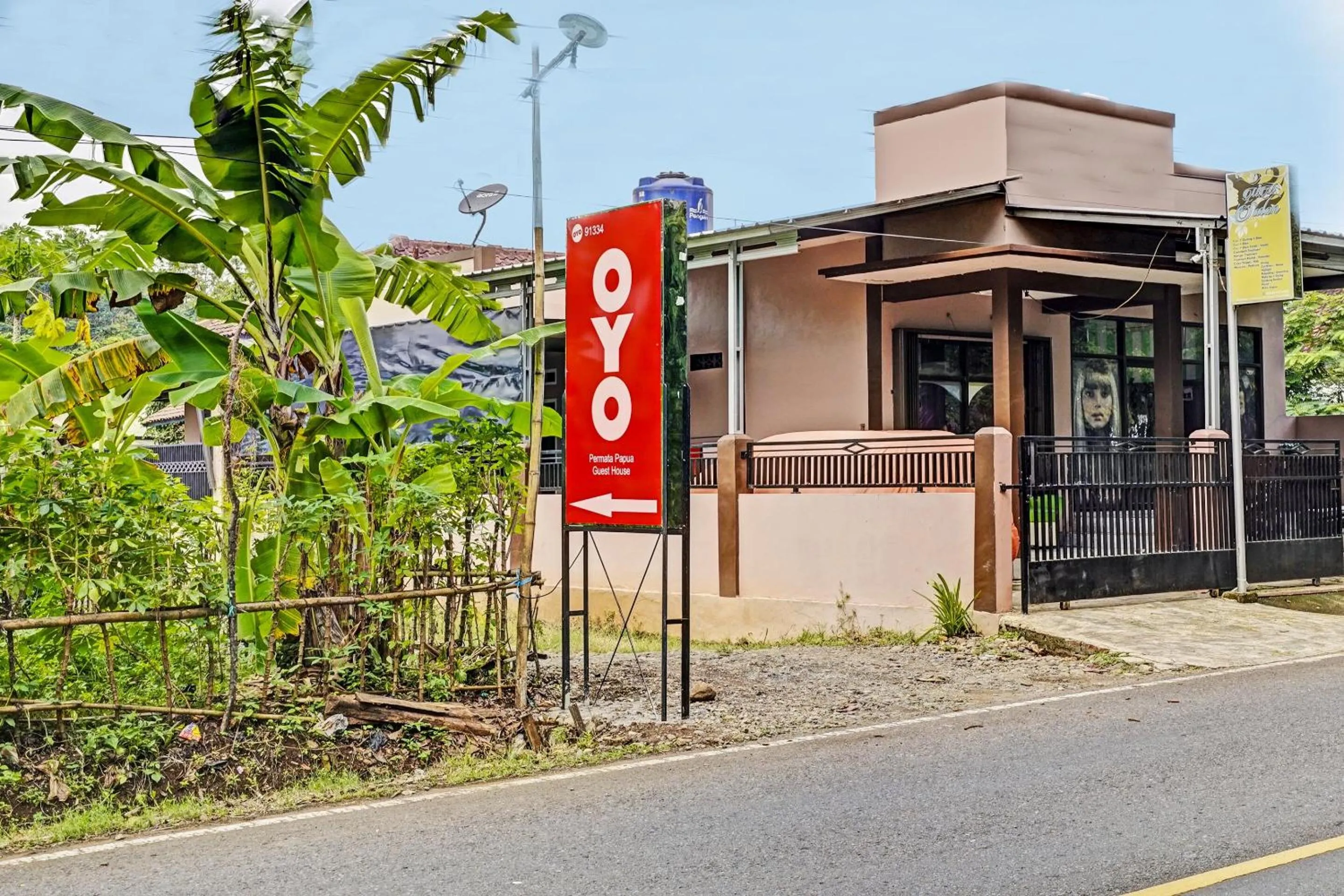 Facade/entrance in OYO 91334 Permata Papua Guest House