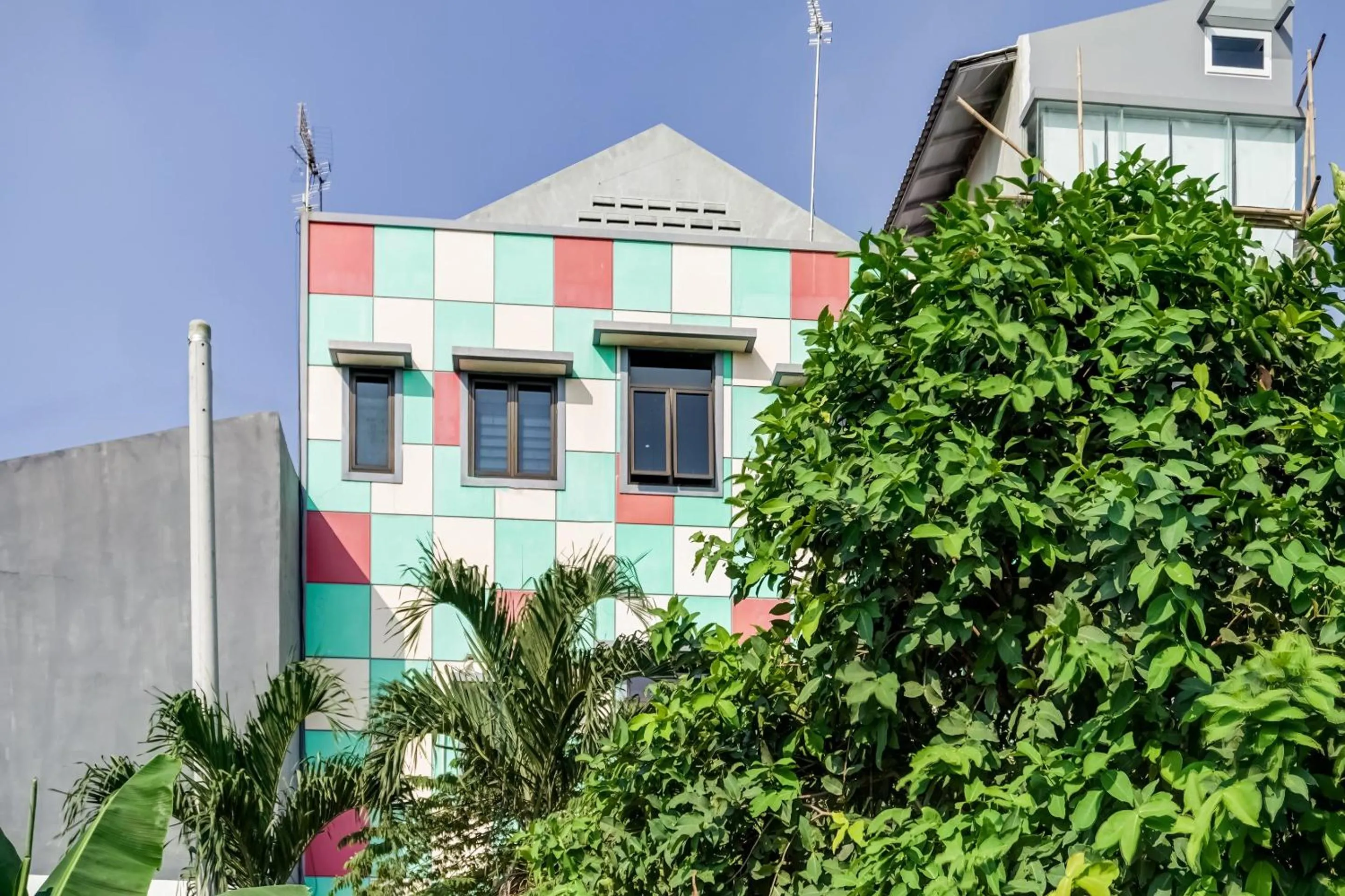 Facade/entrance in SPOT ON 91336 Guesthouse Tarumanegara